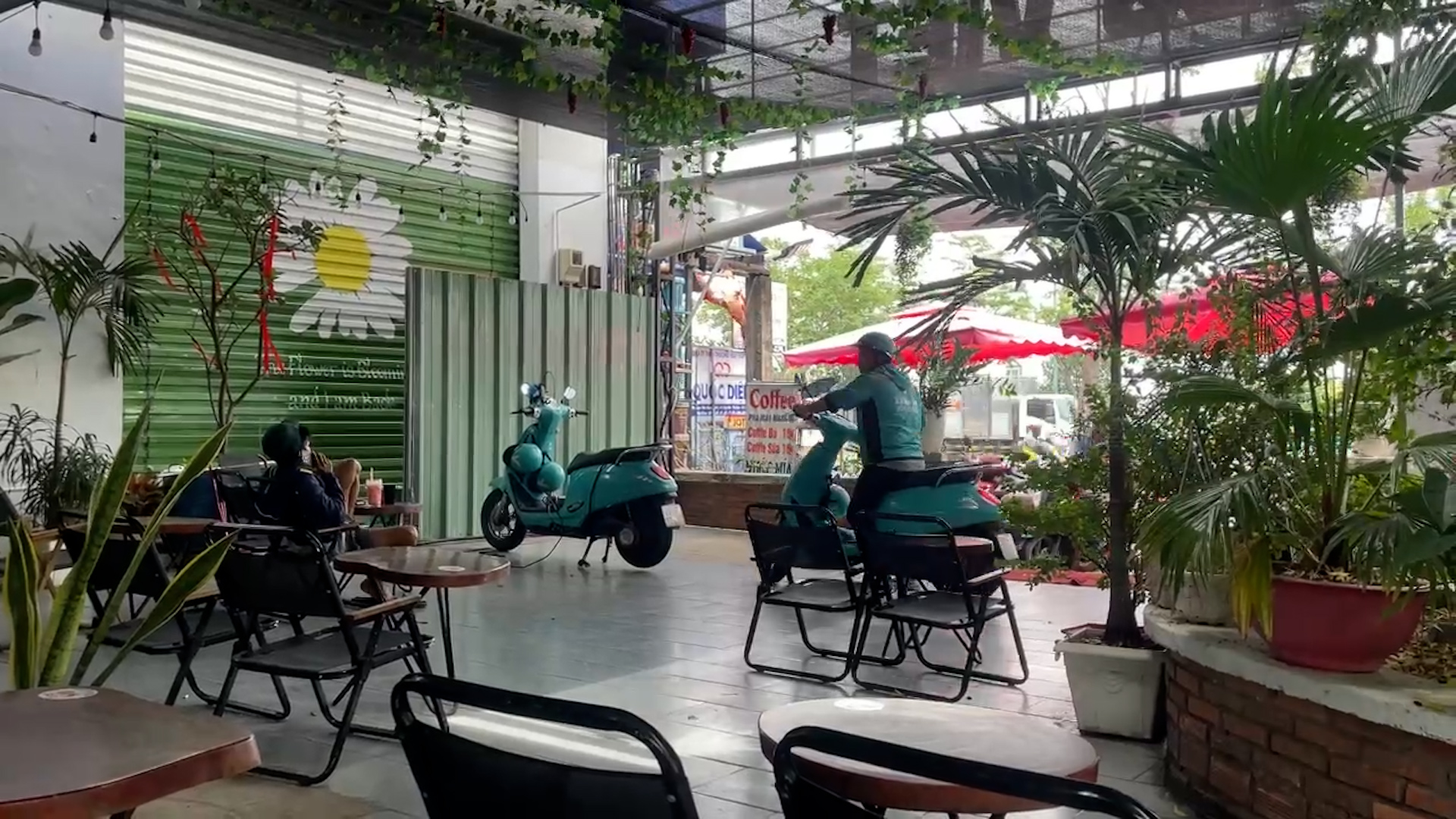 Những trạm sạc xe điện ‘một công đôi việc’ ở TP.HCM - Ảnh 4.