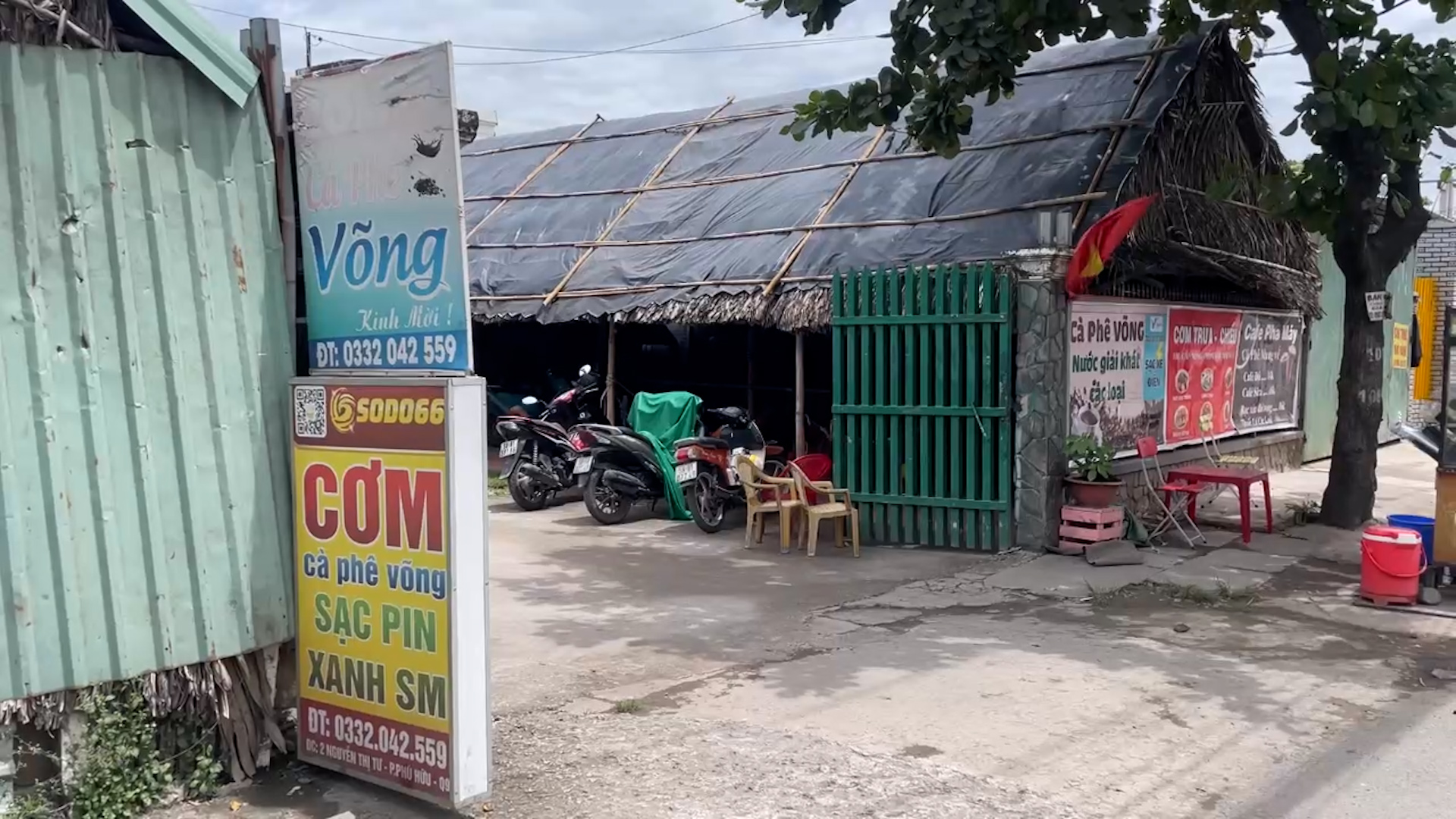Những trạm sạc xe điện ‘một công đôi việc’ ở TP.HCM - Ảnh 3.