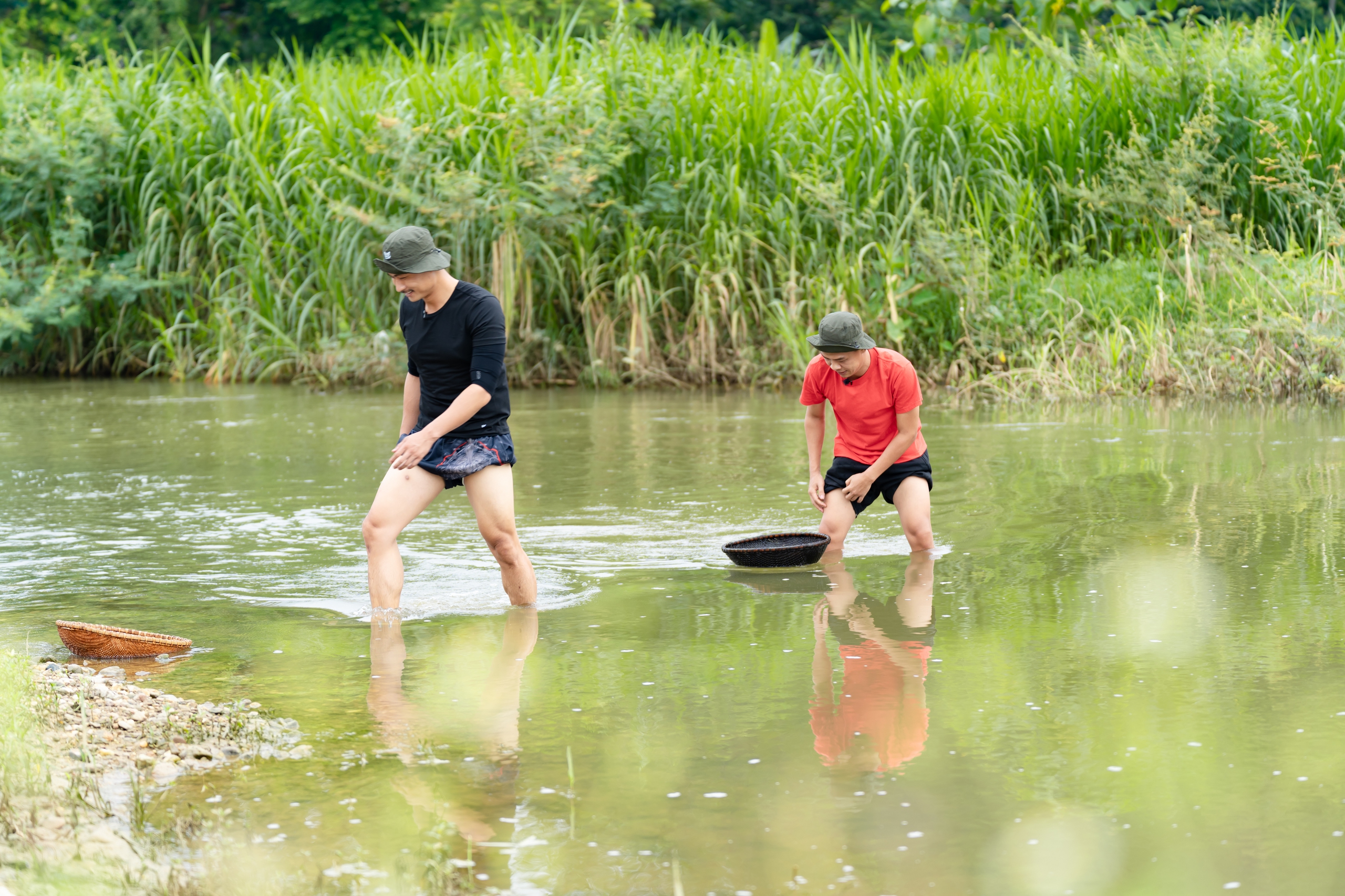វិចិត្រករ Trung Ruoi, Duy Hung, Hoang Trung, និង Neko ភ្ជួរ ចាប់ក្តាម និងខ្យងជាលើកដំបូង - រូបថត ៤. Nghệ sĩ Trung Ruồi, Duy Hưng, Hoàng Trung, Neko lần đầu cày cấy, mò cua bắt ốc- Ảnh 4.