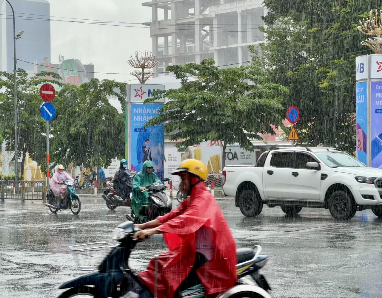 Sáng nay TP.HCM và miền Tây mưa to, vì sao?  - Ảnh 2.