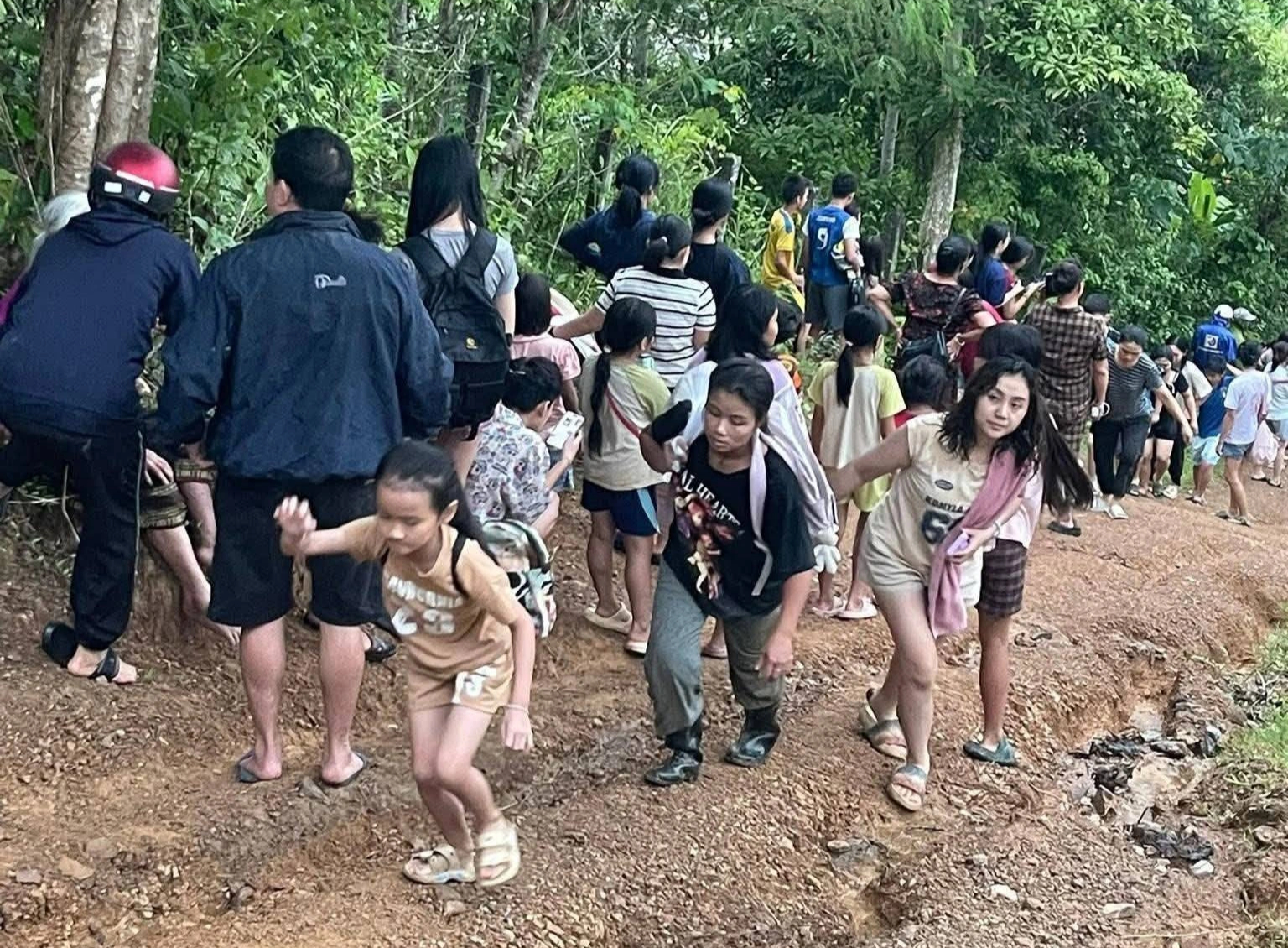 3 Người đi làm thiện nguyện phát tán tin đồn vỡ đập thủy điện tại Nghệ An - Ảnh 2. 3 Người đi làm thiện nguyện phát tán tin đồn vỡ đập thủy điện tại Nghệ An - Ảnh 2.