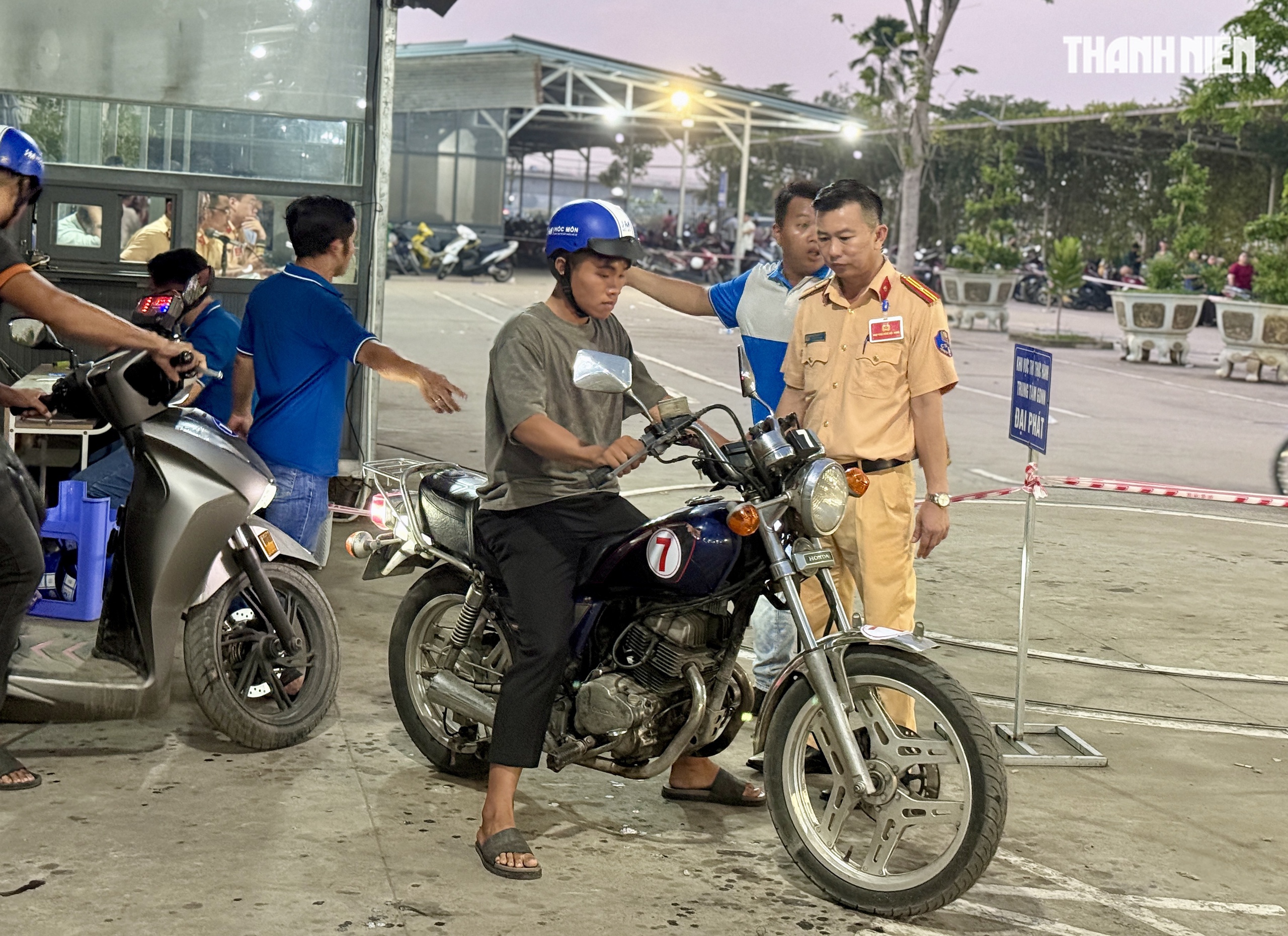 Thi sát hạch bằng lái xe tới nửa đêm: Chưa từng xảy ra với CSGT, thí sinh- Ảnh 5.