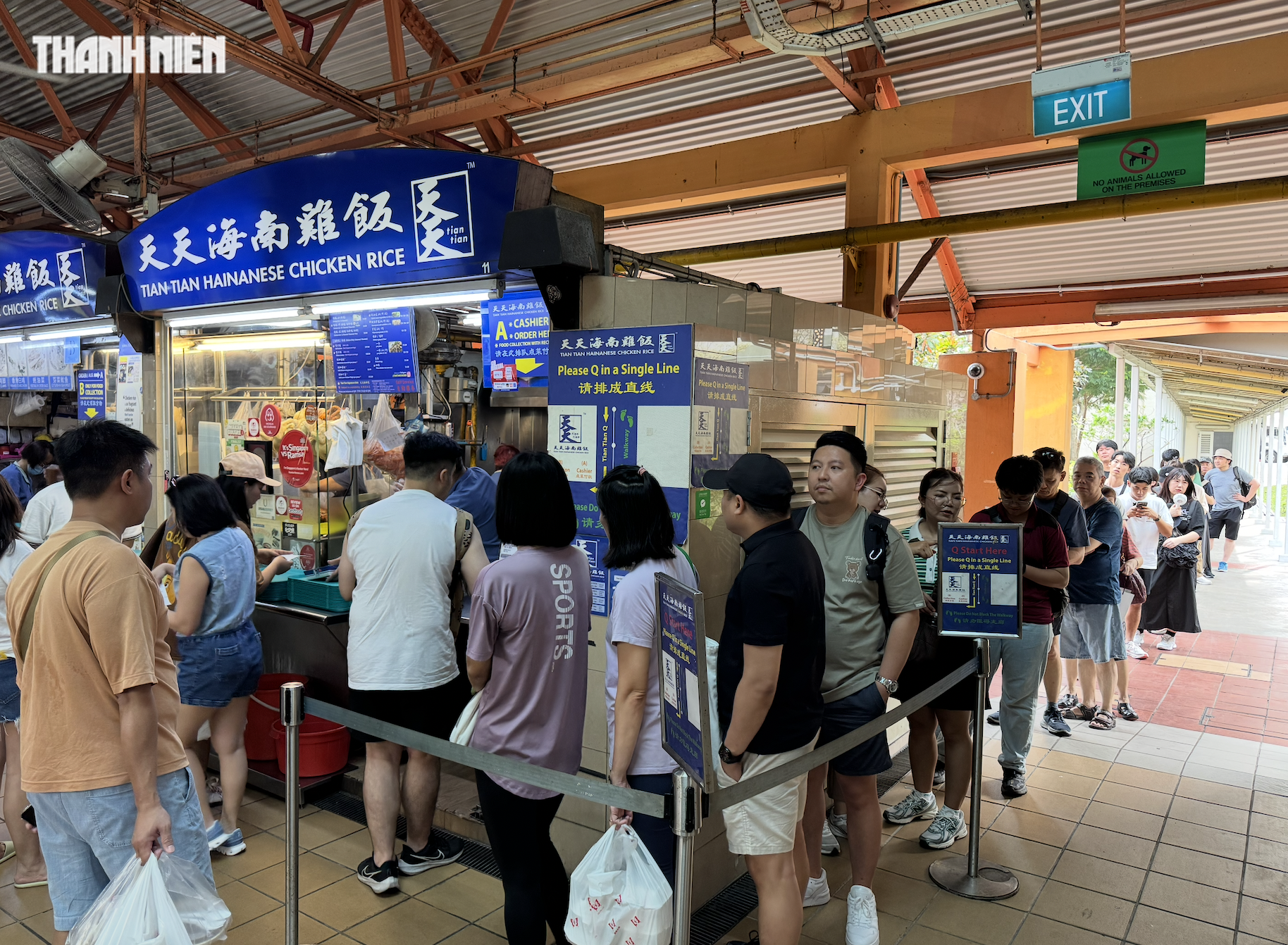 Cơm gà gây tranh cãi ở Singapore: Có gì khiến khách Việt dậy sớm xếp hàng dài? Cơm gà gây tranh cãi ở Singapore: Có gì khiến khách Việt dậy sớm xếp hàng dài?