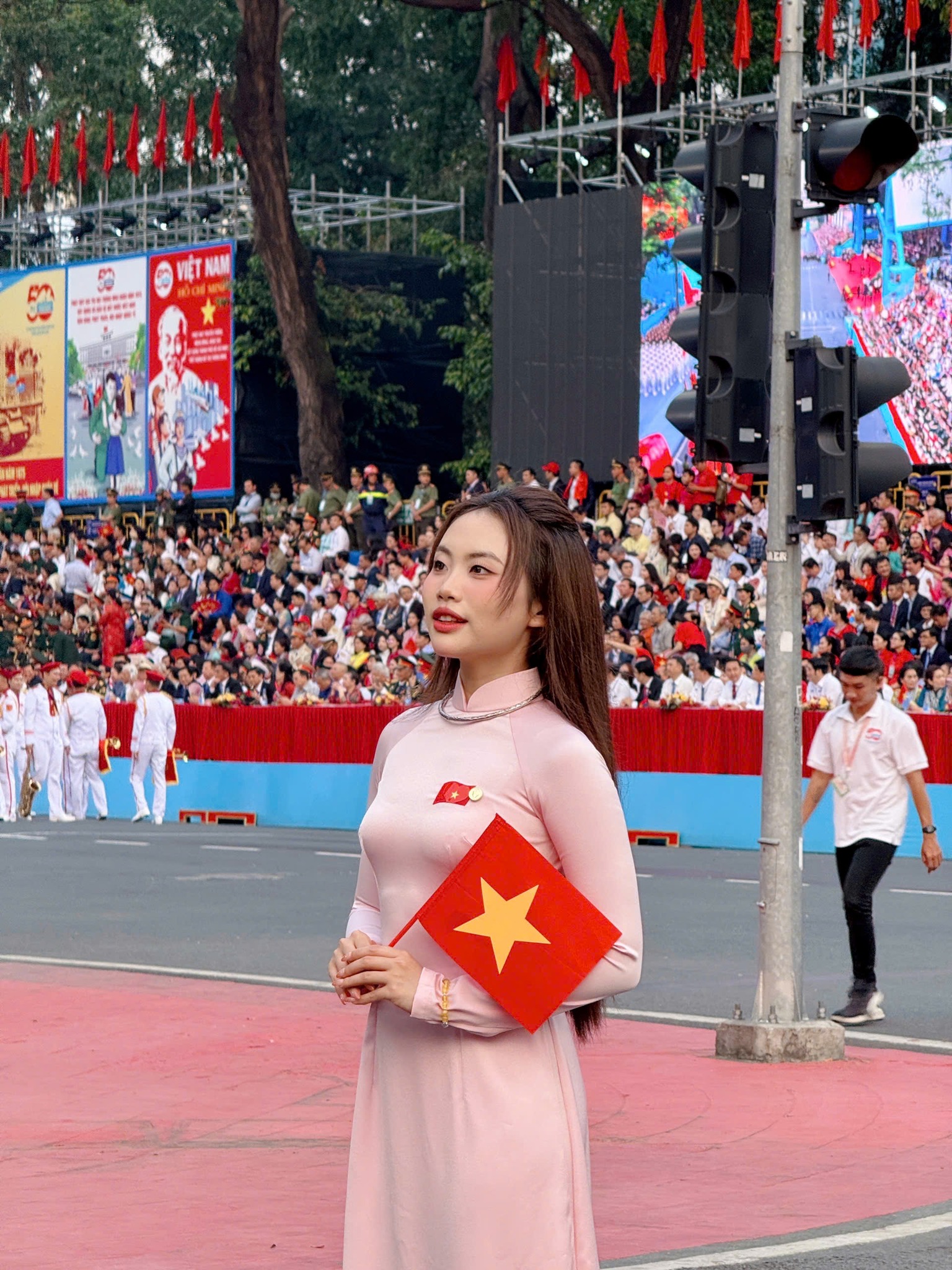 

2025 được xem là năm hoạt động năng nổ của Phương Mỹ Chi. Hồi tháng 4, nữ ca sĩ gây chú ý khi tham gia trình diễn tại lễ diễu binh, diễu hành kỷ niệm 50 năm thống nhất đất nước. Ngoài ra, giọng ca 10X còn thử sức ở lĩnh vực diễn xuất với vai chính trong Nhà gia tiên - tác phẩm thu về hơn 200 tỉ đồng  