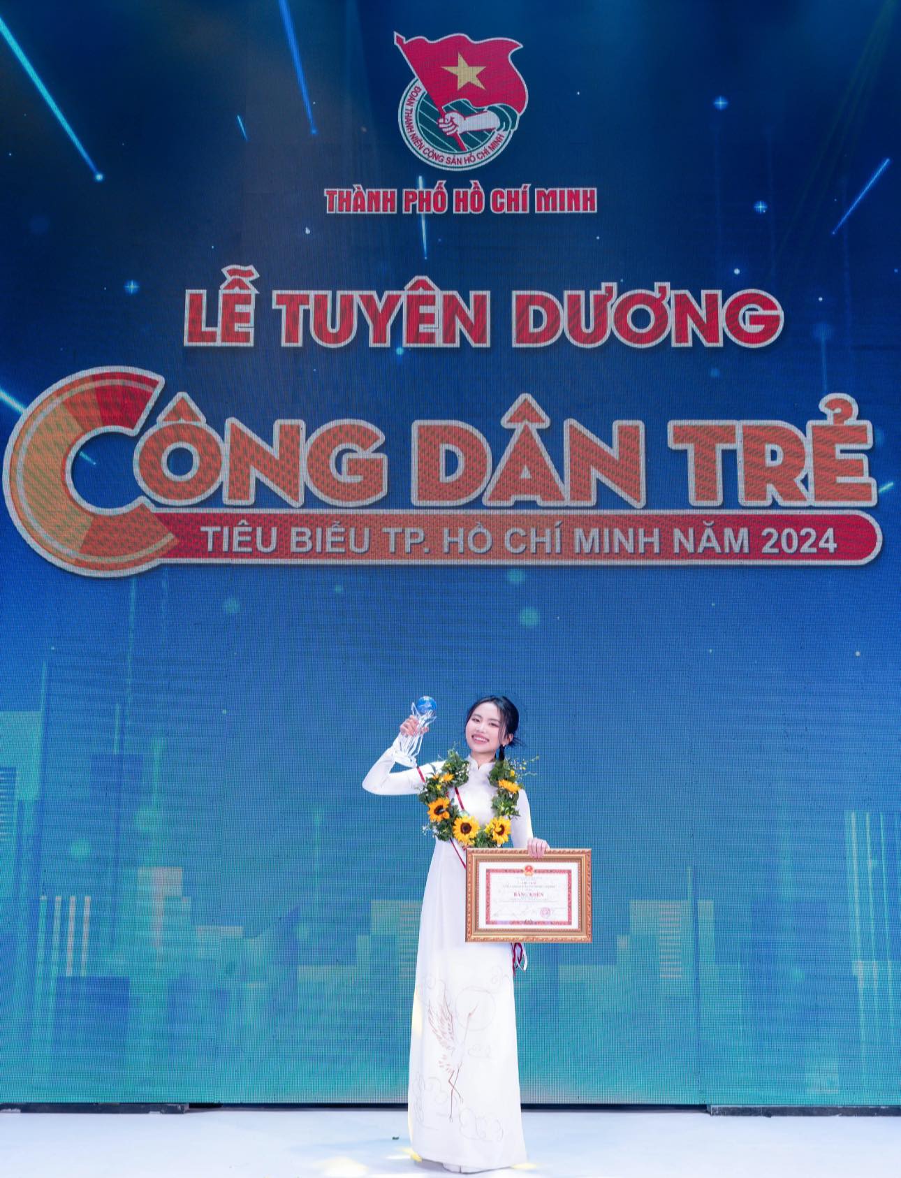 

Với những hoạt động nổi bật trong năm 2023, Phương Mỹ Chi vinh dự nhận giải Gương mặt mới xuất sắc tại Làn sóng xanh. Còn nhớ trên sân khấu, nữ ca sĩ bật khóc nức nở vì “đã mong chờ ngày này quay lại 10 năm rồi'. Ngoài ra, cô còn được trao danh hiệu Công dân trẻ tiêu biểu TP.HCM 2024  
