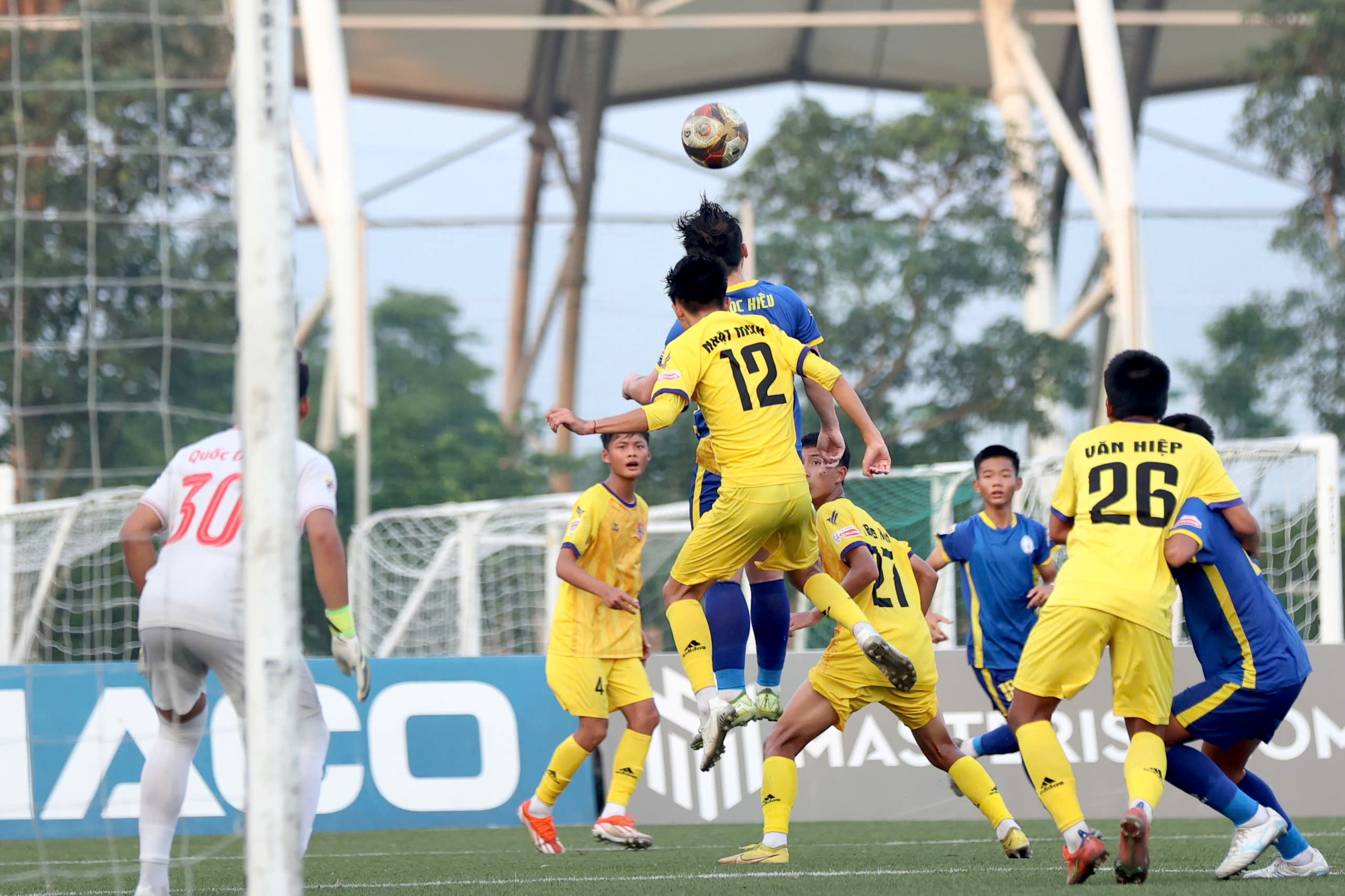 4개 팀이 U.15 국가 준결승전 티켓을 획득하며, 많은 드라마가 펼쳐질 것으로 기대됩니다. - 사진 4. 4 đội giành vé vào bán kết U.15 quốc gia, hứa hẹn nhiều kịch tính- Ảnh 4.