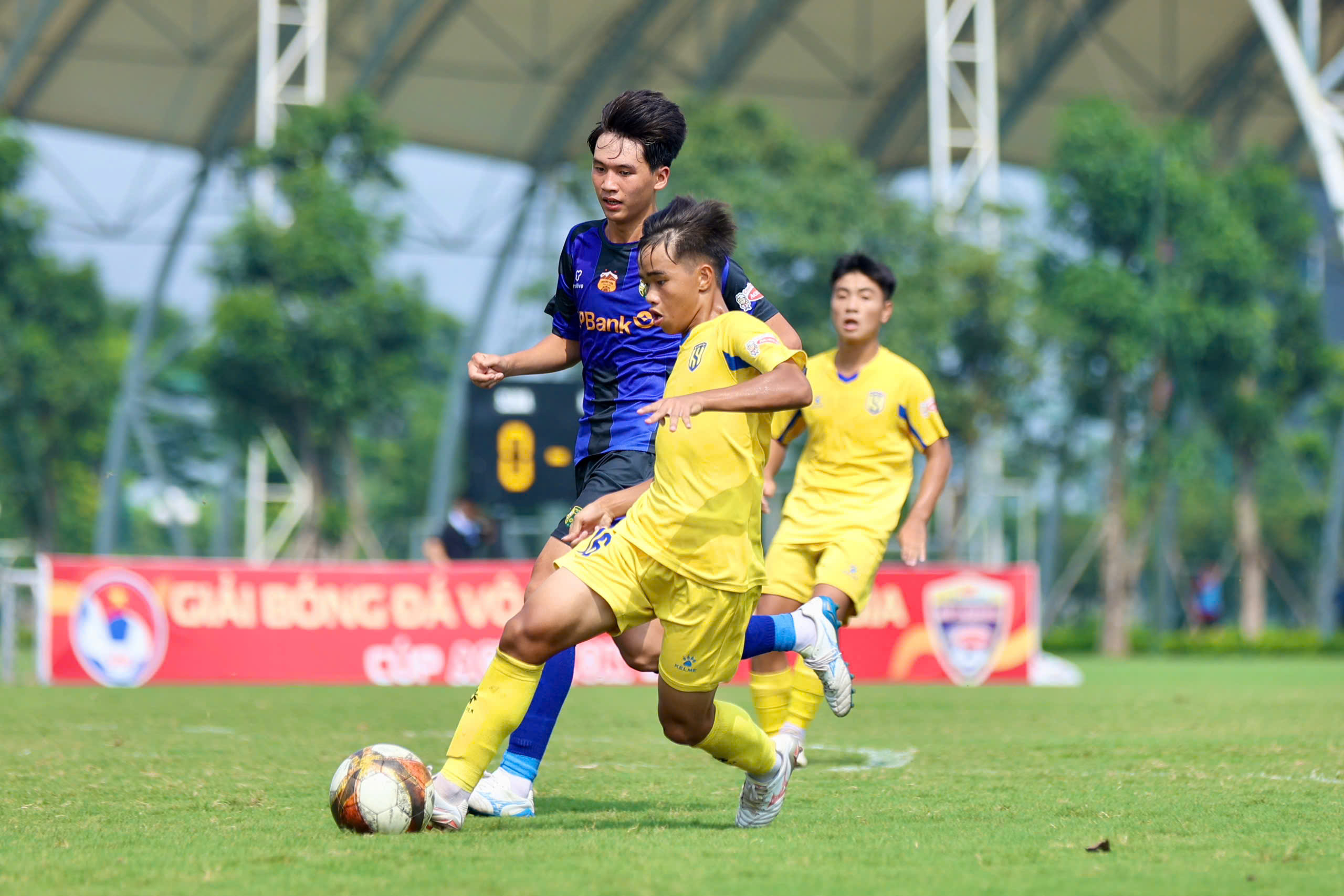 4개 팀이 U.15 국가 준결승전 티켓을 획득하며, 많은 드라마가 펼쳐질 것으로 기대됩니다. - 사진 2. 4 đội giành vé vào bán kết U.15 quốc gia, hứa hẹn nhiều kịch tính- Ảnh 2.