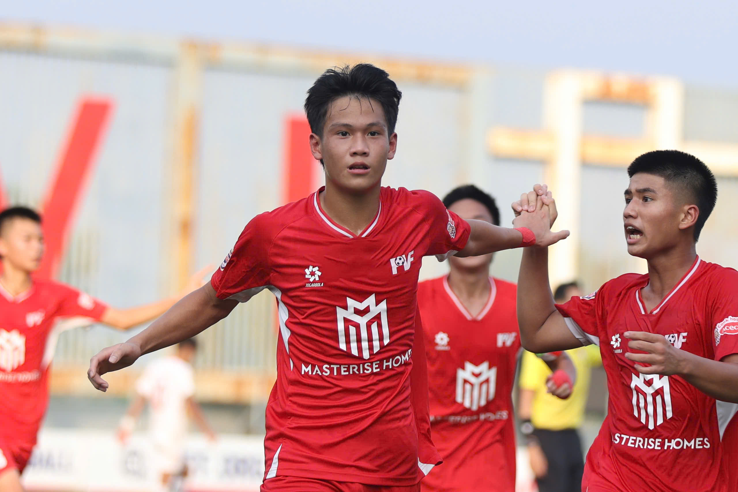 4개 팀이 U.15 국가 준결승전 티켓을 획득하며, 많은 드라마가 펼쳐질 것으로 기대됩니다. - 사진 3. 4 đội giành vé vào bán kết U.15 quốc gia, hứa hẹn nhiều kịch tính- Ảnh 3.