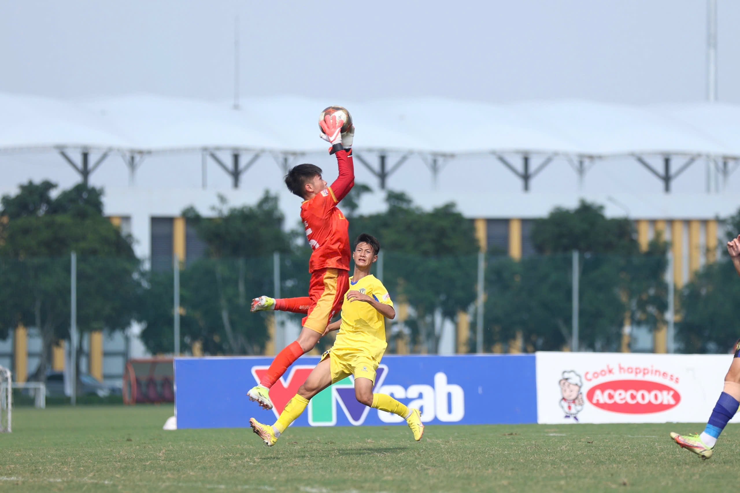 4개 팀이 U.15 국가 준결승전 티켓을 획득하며, 많은 드라마가 펼쳐질 것으로 기대됩니다. - 사진 1. 4 đội giành vé vào bán kết U.15 quốc gia, hứa hẹn nhiều kịch tính- Ảnh 1.