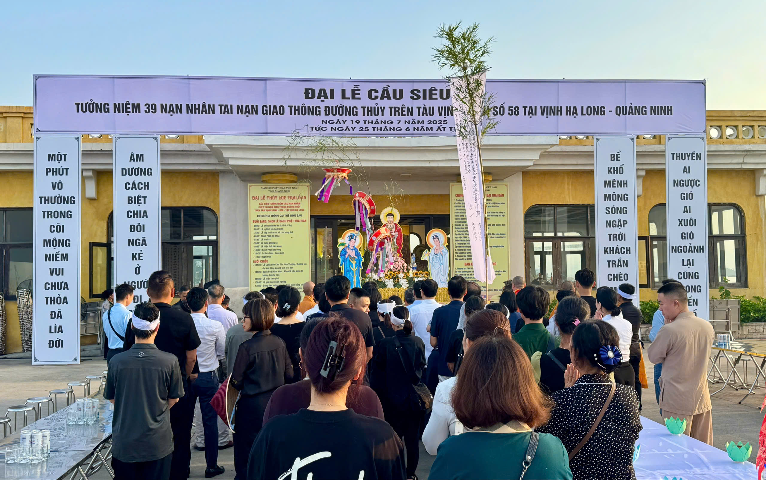 Tổ chức đại lễ cầu siêu cho nạn nhân vụ lật tàu Vịnh Xanh 58 - Ảnh 1.