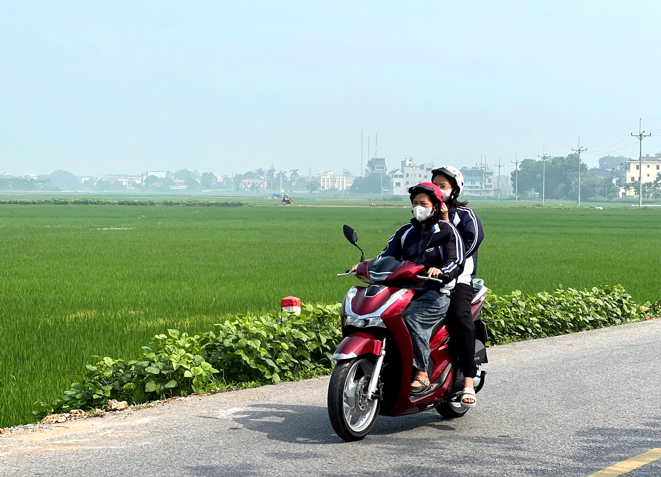 Vùng quê Hà Nội mịt mù trong ngày đứng đầu thế giới về ô nhiễm không khí- Ảnh 5. Vùng quê Hà Nội mịt mù trong ngày đứng đầu thế giới về ô nhiễm không khí- Ảnh 5.