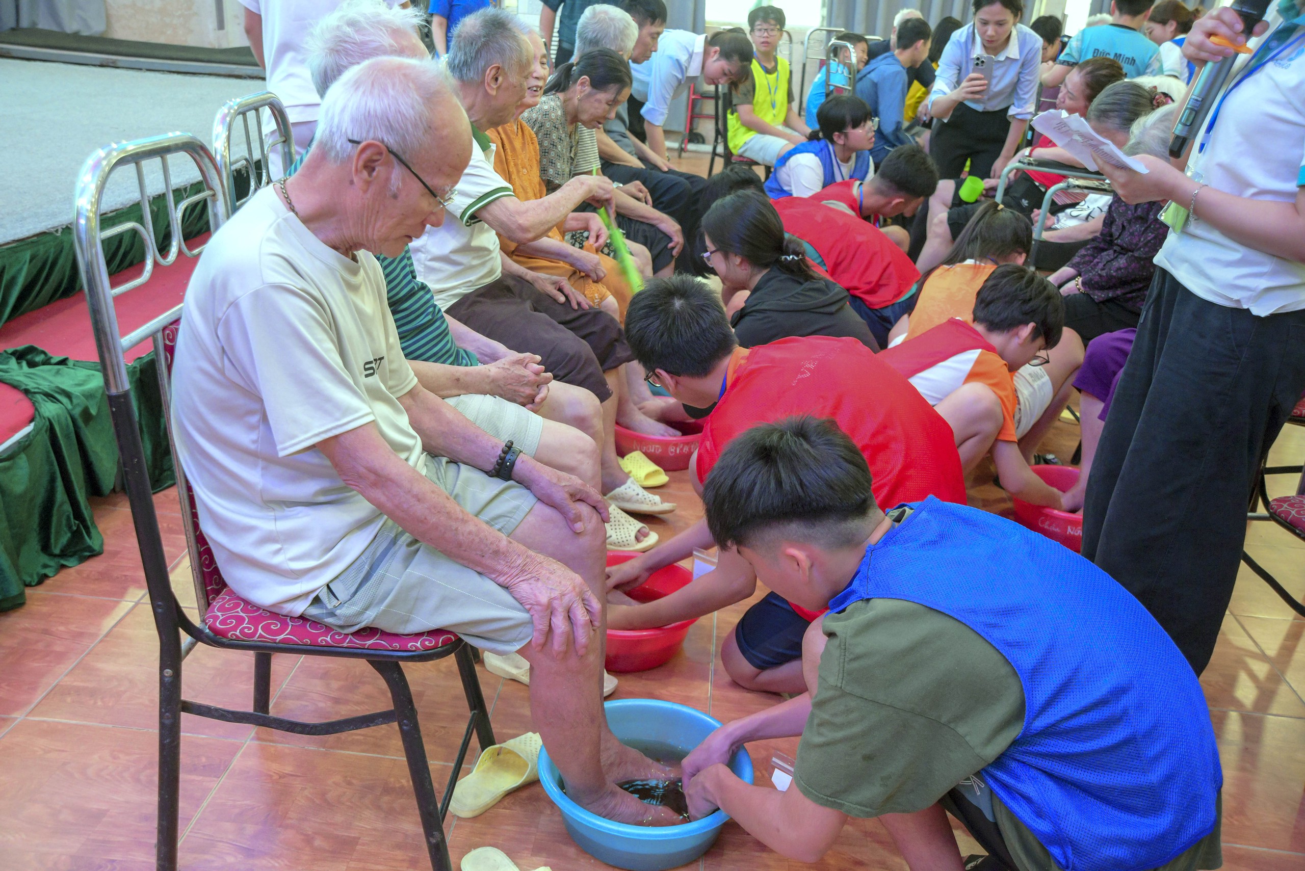 Tuổi teen và bài học yêu thương từ viện dưỡng lão - Ảnh 1.