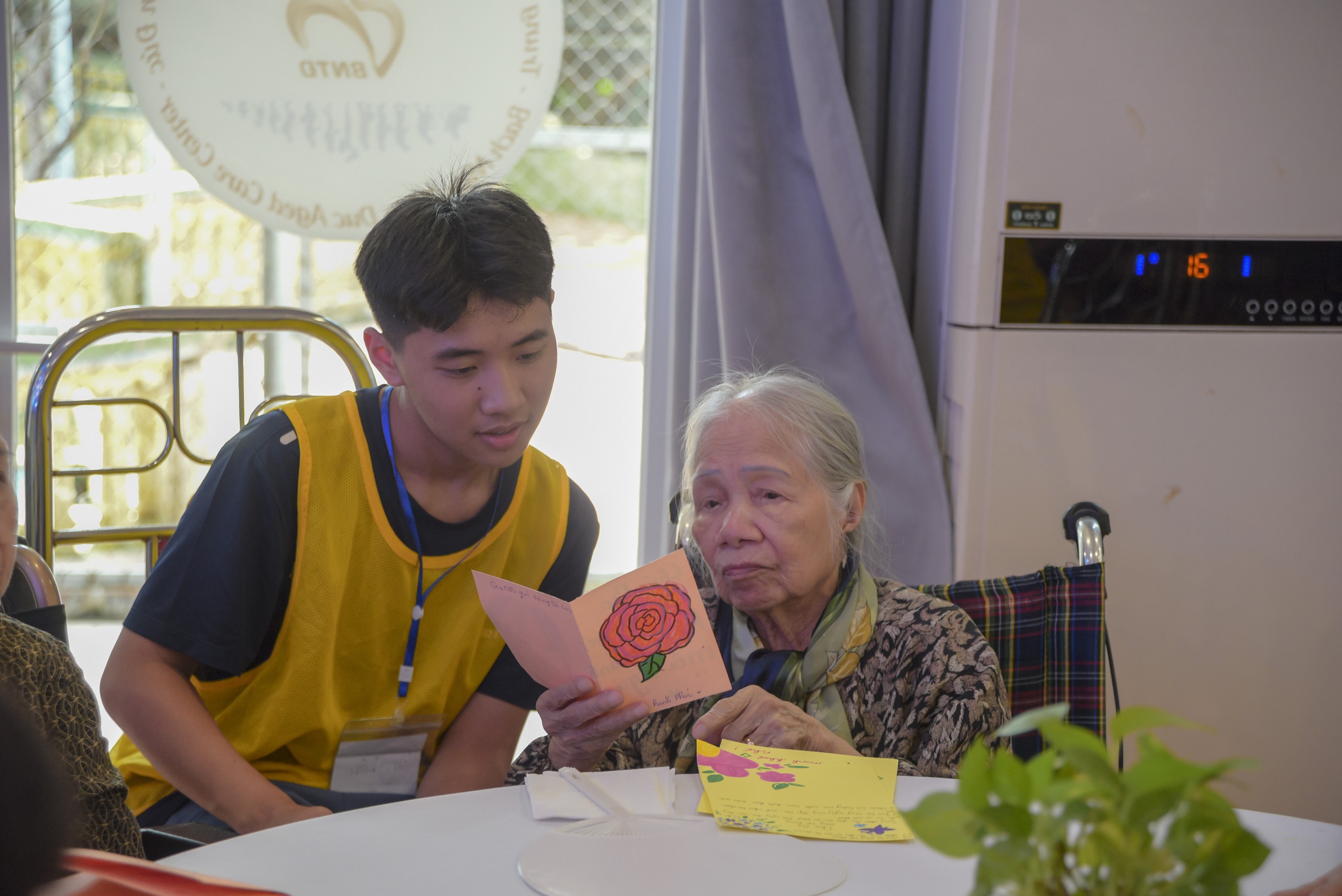 Tuổi teen và bài học yêu thương từ viện dưỡng lão - Ảnh 15.