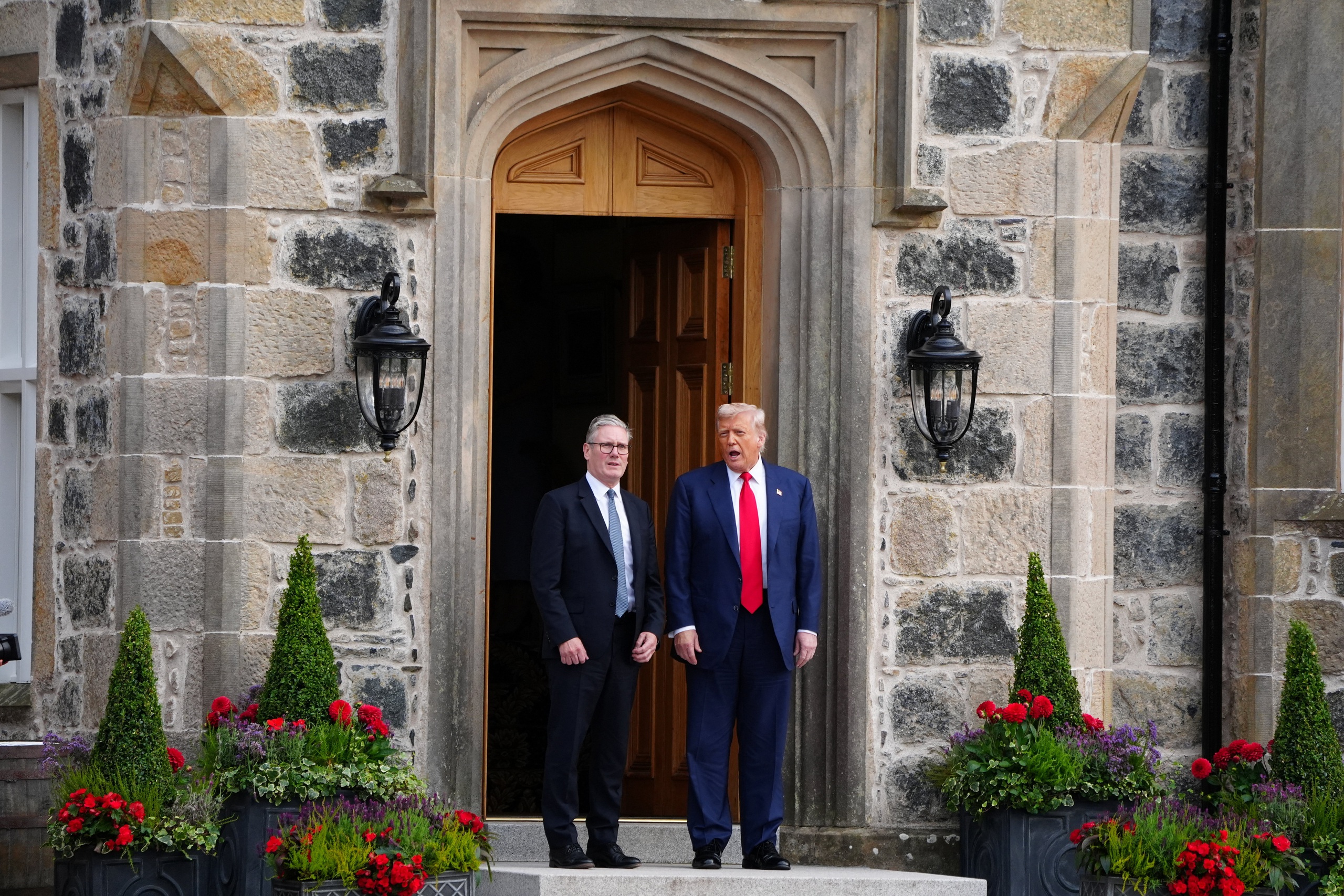 Ông Trump rút ngắn thời hạn để ông Putin đạt thỏa thuận hòa bình với Ukraine - Ảnh 1.