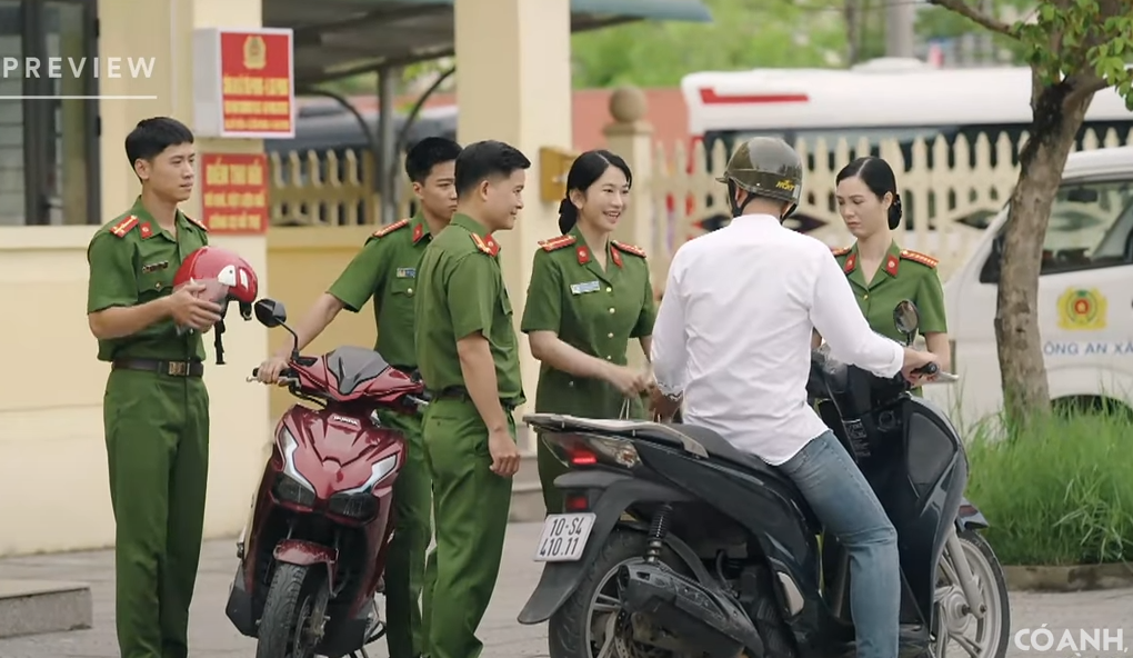 Có anh nơi ấy bình yên tập 1: Nóng chuyện sáp nhập và tăng giá đất - Ảnh 1.