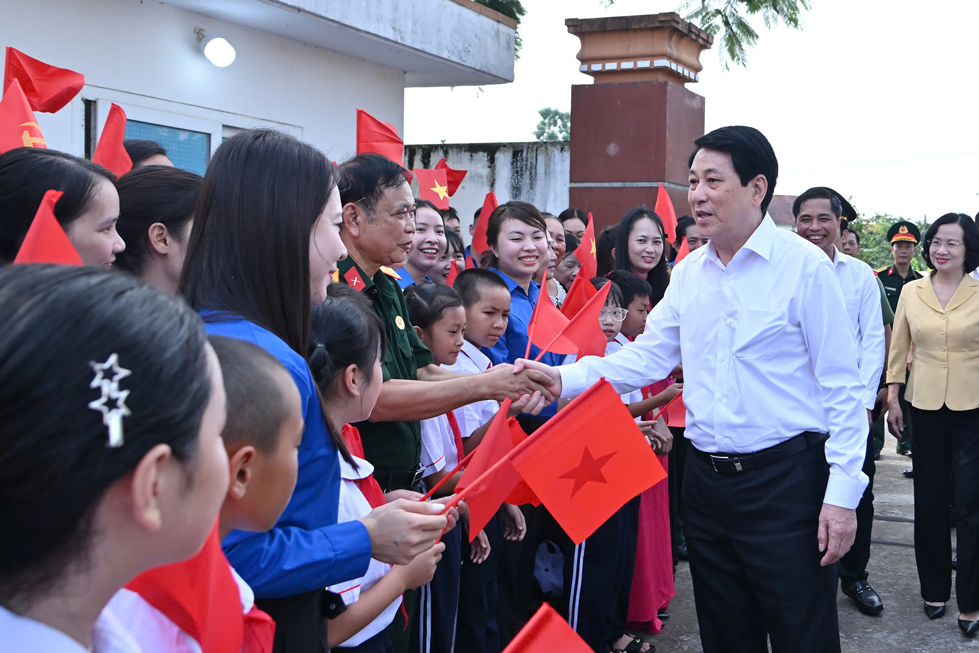 Chủ tịch nước Lương Cường kiểm tra vận hành chính quyền hai cấp tại Quảng Ninh- Ảnh 1.