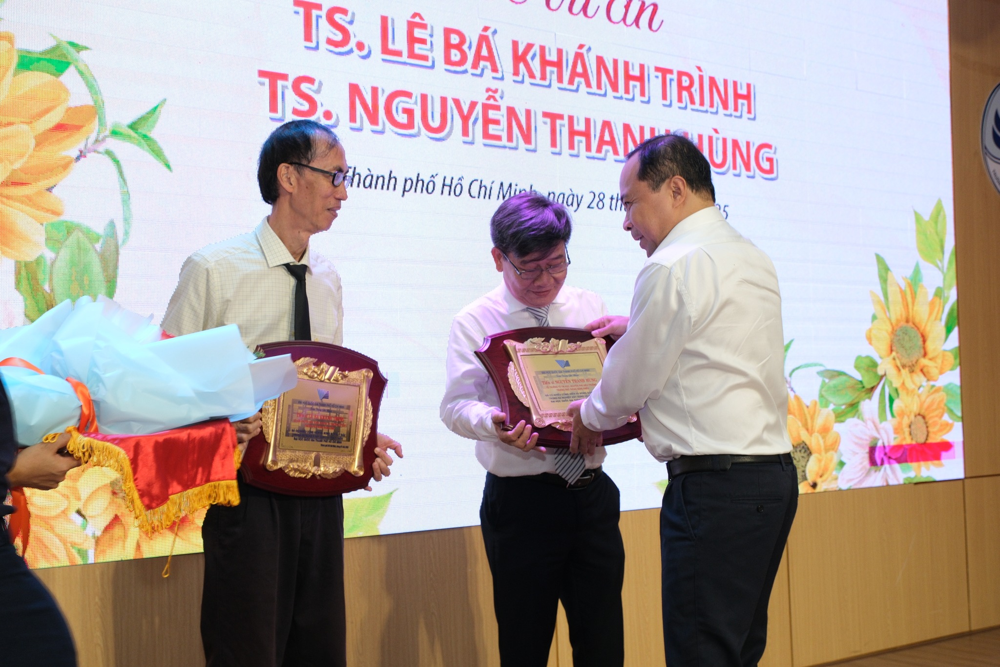 [VIDEO] Xúc động khoảnh khắc hai tiến sĩ Lê Bá Khánh Trình, Nguyễn Thanh Hùng hát cùng đồng nghiệp trong lễ chia tay- Ảnh 2.