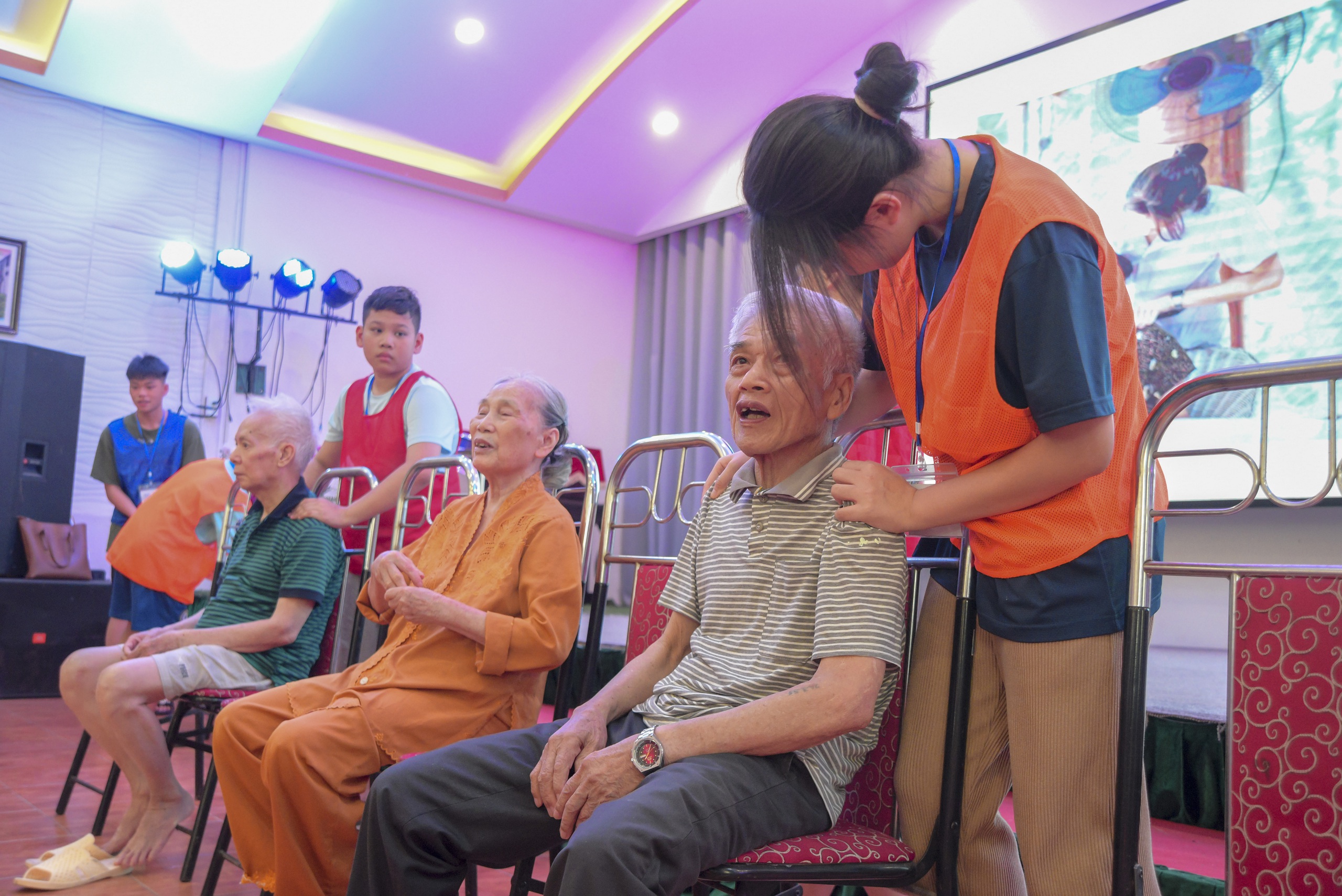 Tuổi teen và bài học yêu thương từ viện dưỡng lão - Ảnh 6.