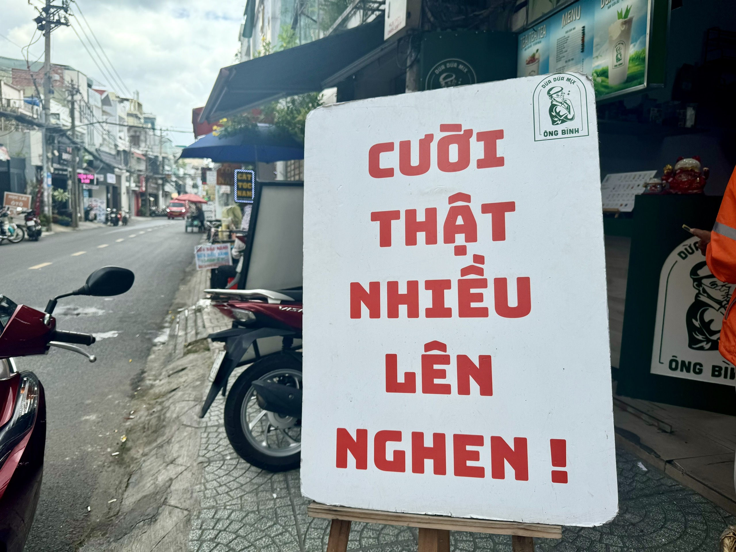 Bảng hiệu dễ thương ở quán cà phê, tiệm tóc TP.HCM: Ai đi ngang cũng mỉm cười- Ảnh 3.