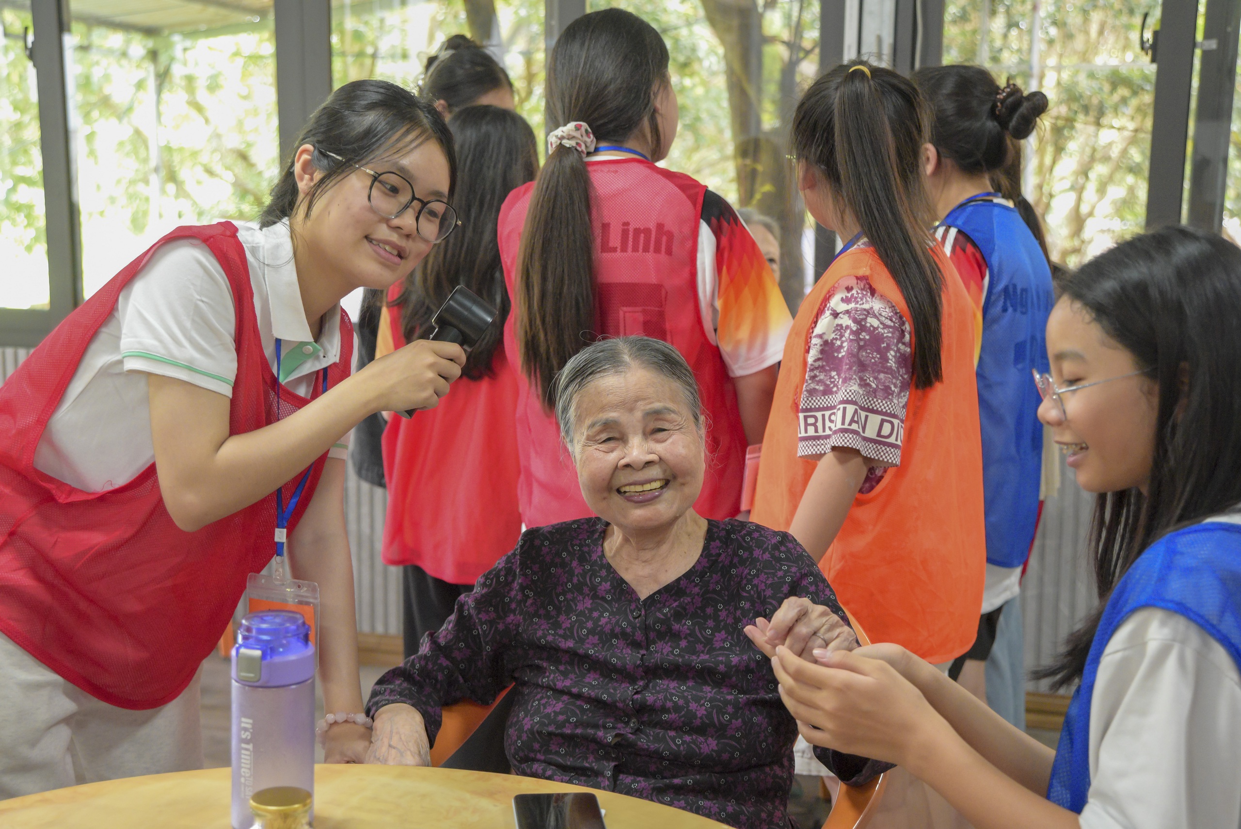 Tuổi teen và bài học yêu thương từ viện dưỡng lão - Ảnh 7.