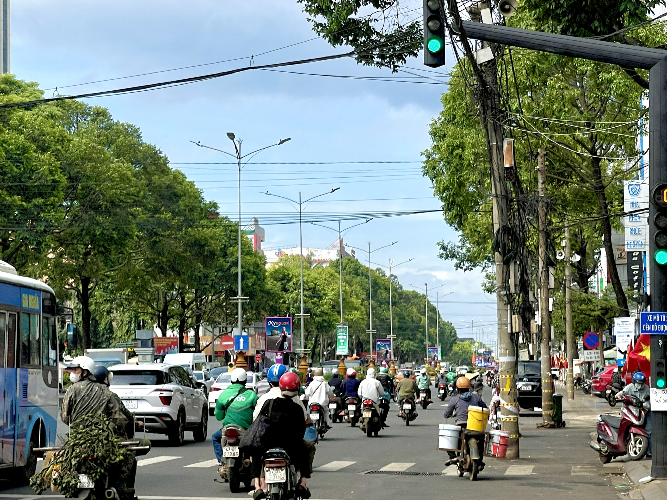 Hàng loạt trụ điện án ngữ dưới lòng đường- Ảnh 1.
