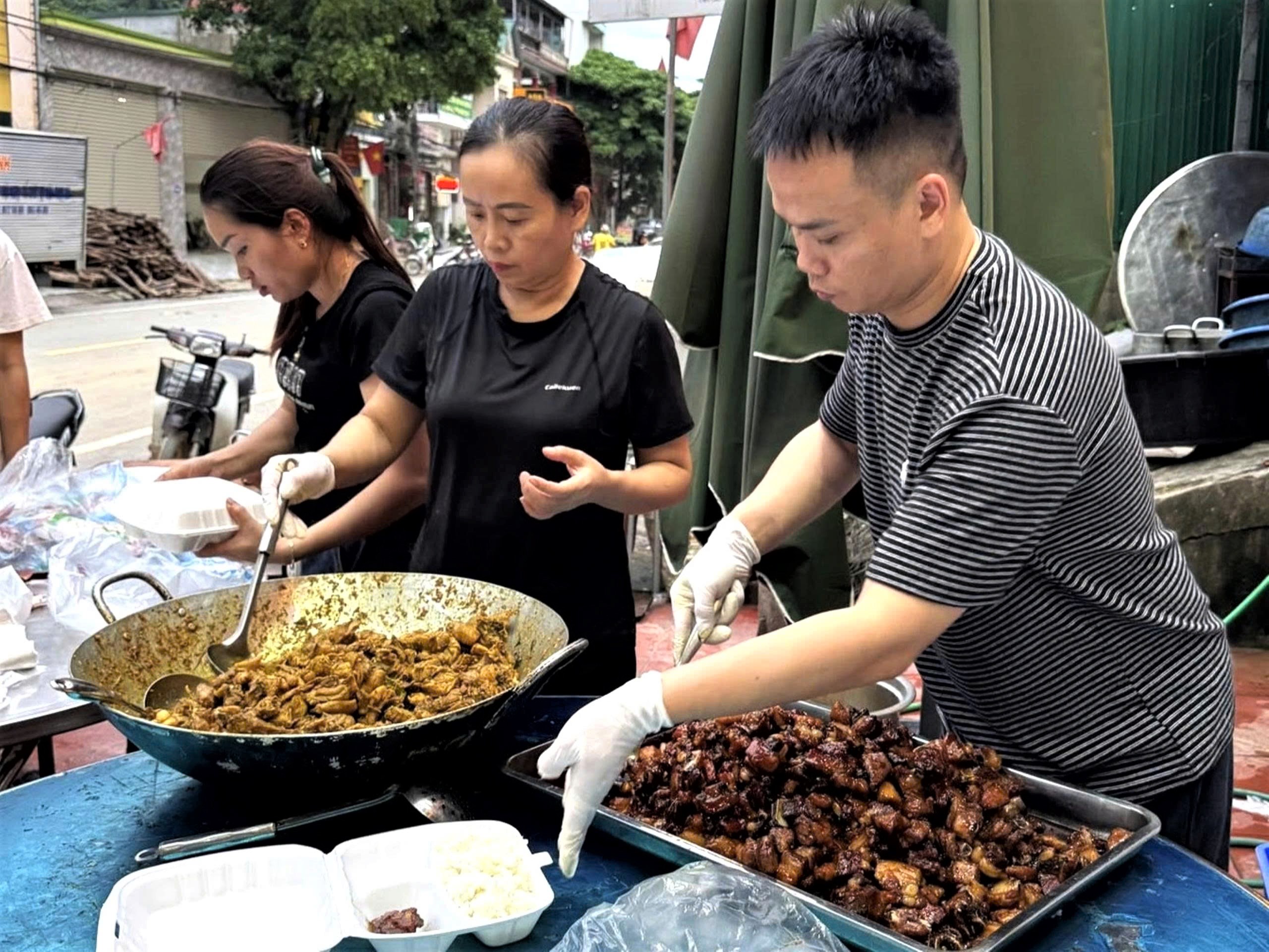 Tình người trong lũ dữ - Ảnh 1.