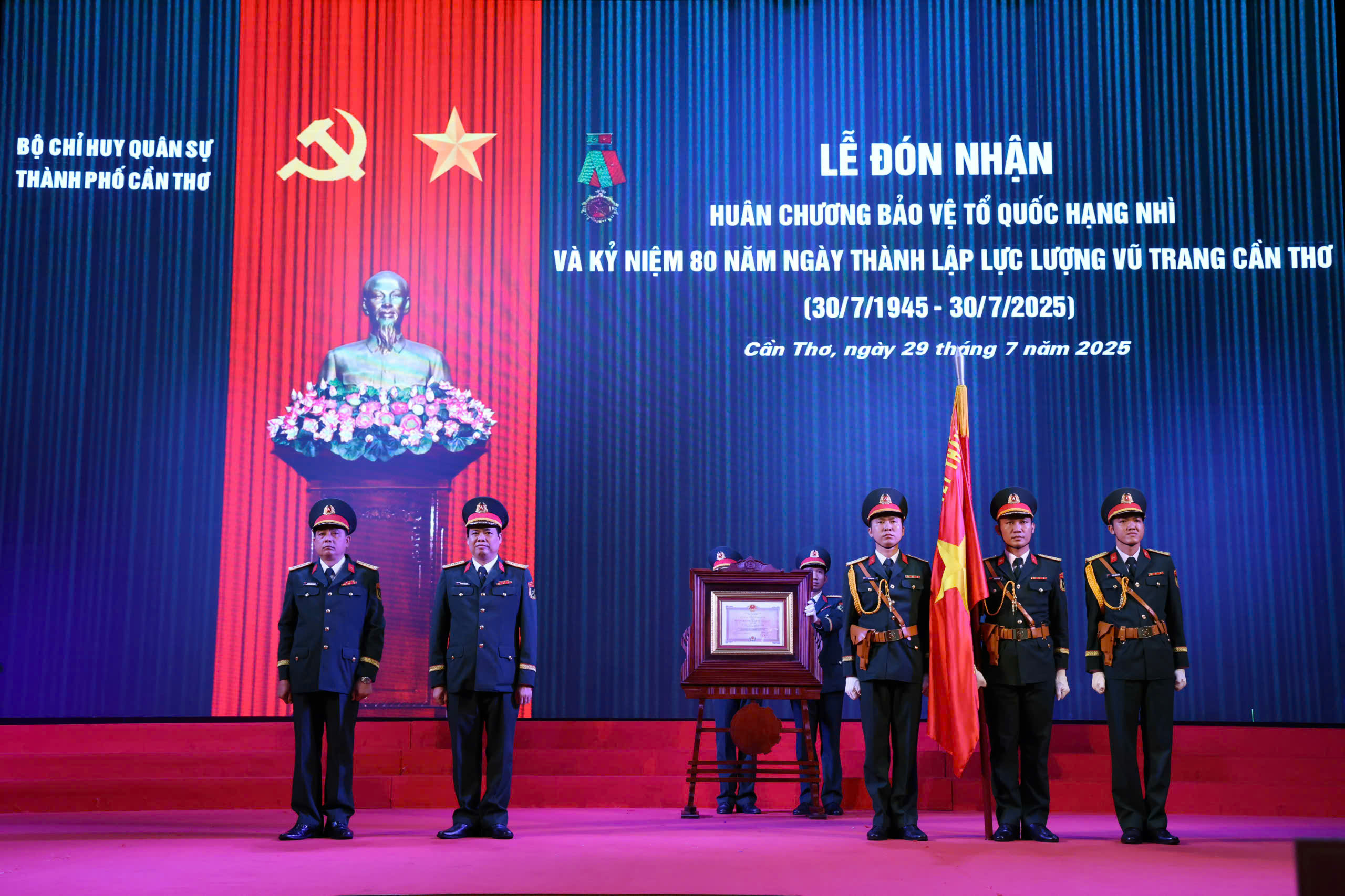 Can Tho Silahlı Kuvvetleri İkinci Derece Vatan Koruma Madalyası'nı aldı - Fotoğraf 1. Lực lượng vũ trang Cần Thơ nhận Huân chương Bảo vệ Tổ quốc hạng nhì- Ảnh 1.