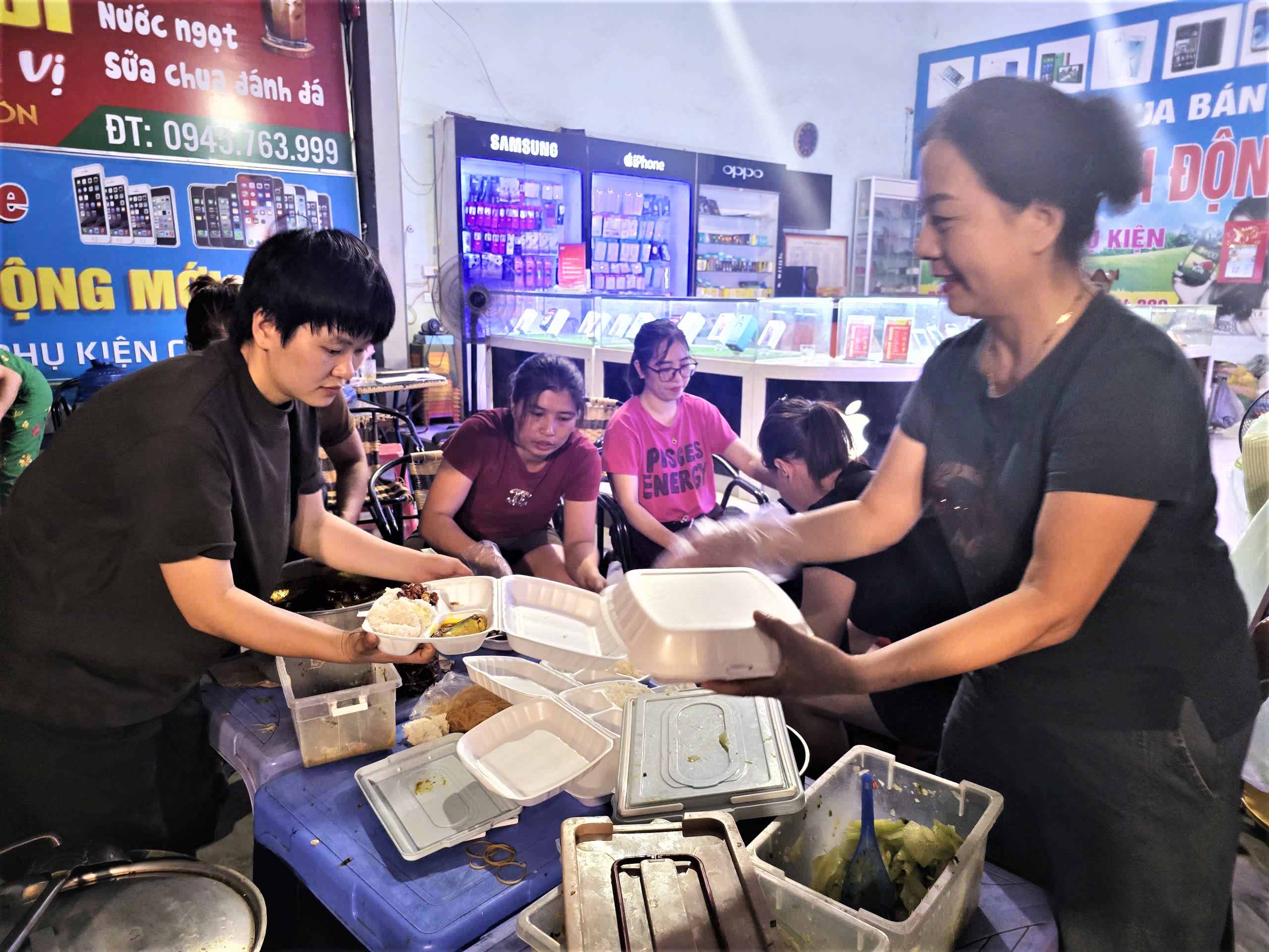 Tình người trong lũ dữ - Ảnh 2.