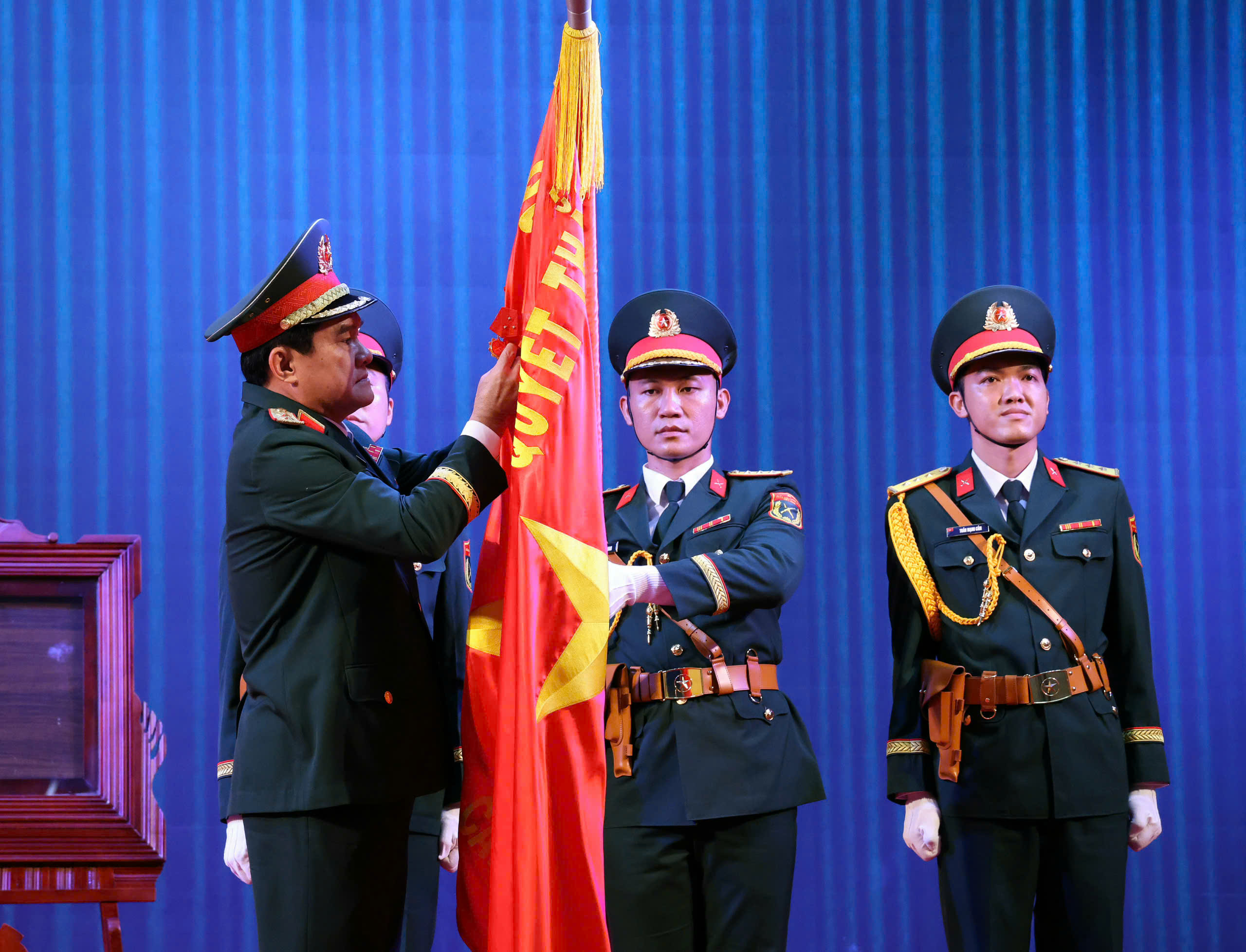 Can Tho Silahlı Kuvvetleri İkinci Derece Vatan Koruma Madalyası'nı aldı - Fotoğraf 2. Lực lượng vũ trang Cần Thơ nhận Huân chương Bảo vệ Tổ quốc hạng nhì- Ảnh 2.