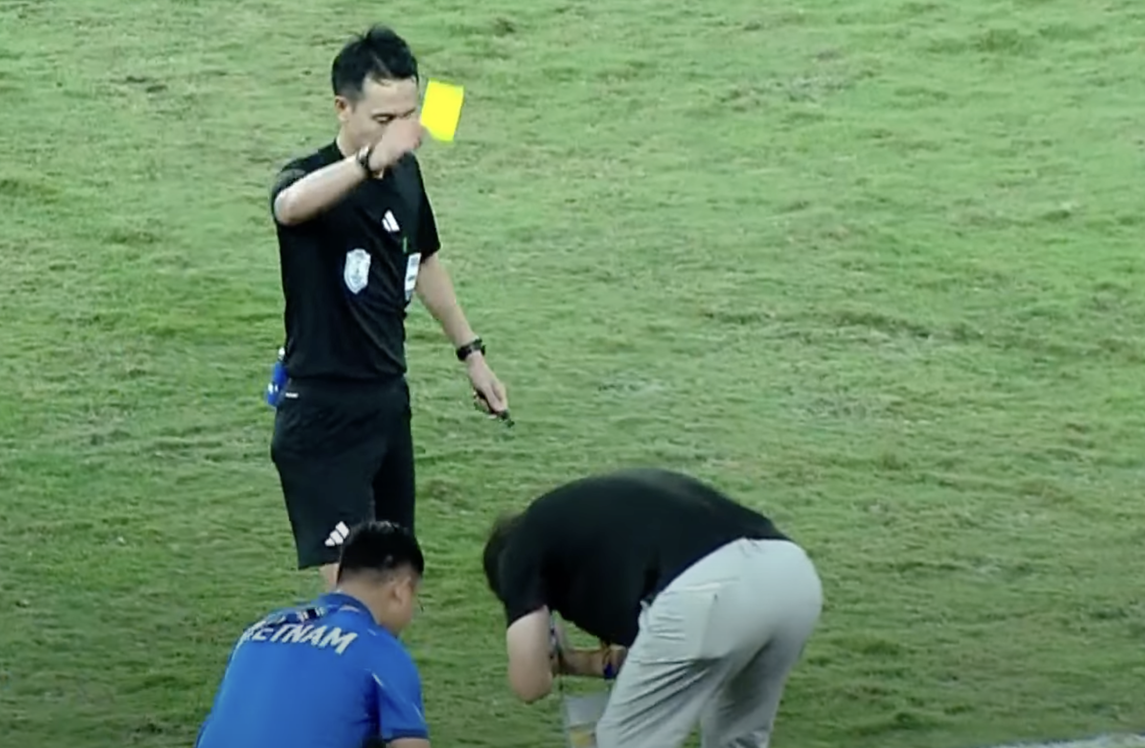 មានសកម្មភាពចម្លែកជាមួយអាជ្ញាកណ្តាល គ្រូបង្វឹក Kim Sang-sik ធ្វើឱ្យទស្សនិកជនសើចមិនបាន - រូបថត ១. Có hành động 'lạ' với trọng tài, HLV Kim Sang-sik khiến khán giả không nhịn được cười- Ảnh 1.