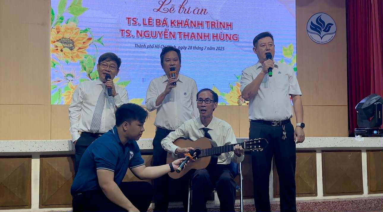 Dr. Le Ba Khanh Trinh și Dr. Nguyen Thanh Hung au cântat împreună „Tinerețea interesantă” la ceremonia de recunoștință dinaintea pensionării - Fotografia 1. Tiến sĩ Lê Bá Khánh Trình và tiến sĩ Nguyễn Thanh Hùng cùng hát 'Thời thanh niên sôi nổi' trong lễ tri ân trước khi nghỉ hưu- Ảnh 1.
