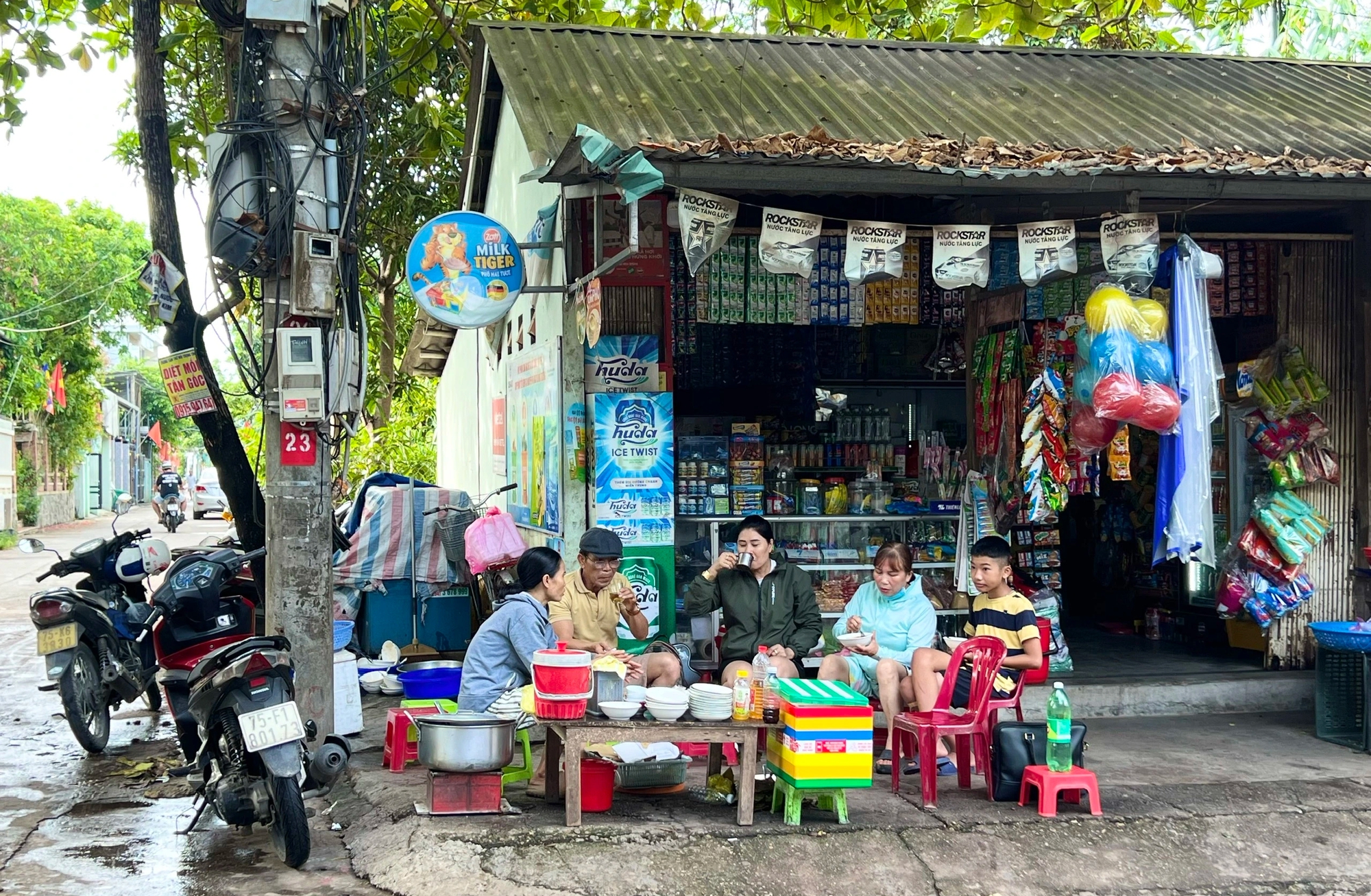 Quán bánh canh Nam Phổ 10.000 đồng ở Huế, đến không kịp là hết - Ảnh 1.