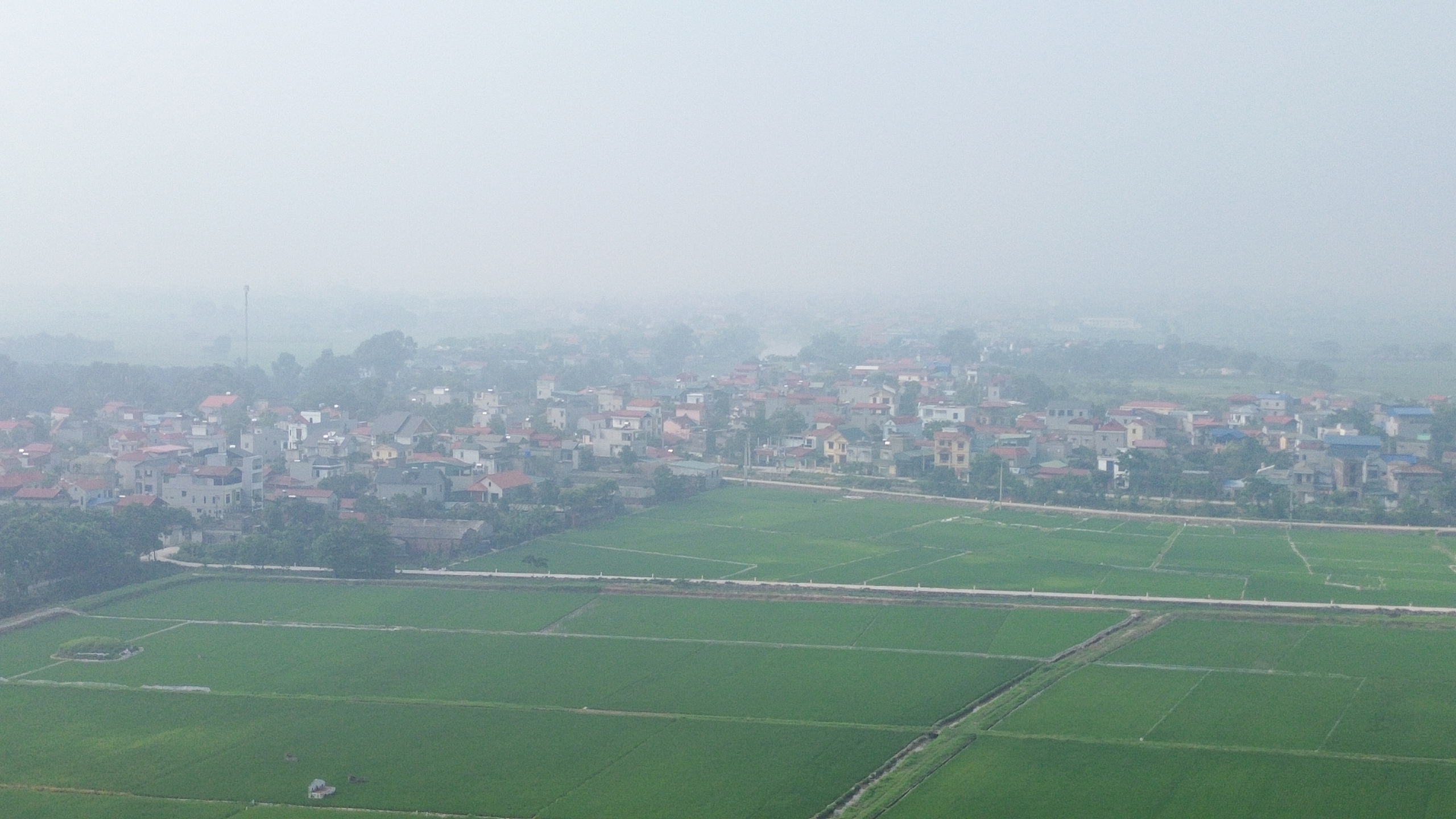 Vùng quê Hà Nội mịt mù trong ngày đứng đầu thế giới về ô nhiễm không khí- Ảnh 7. Vùng quê Hà Nội mịt mù trong ngày đứng đầu thế giới về ô nhiễm không khí- Ảnh 7.
