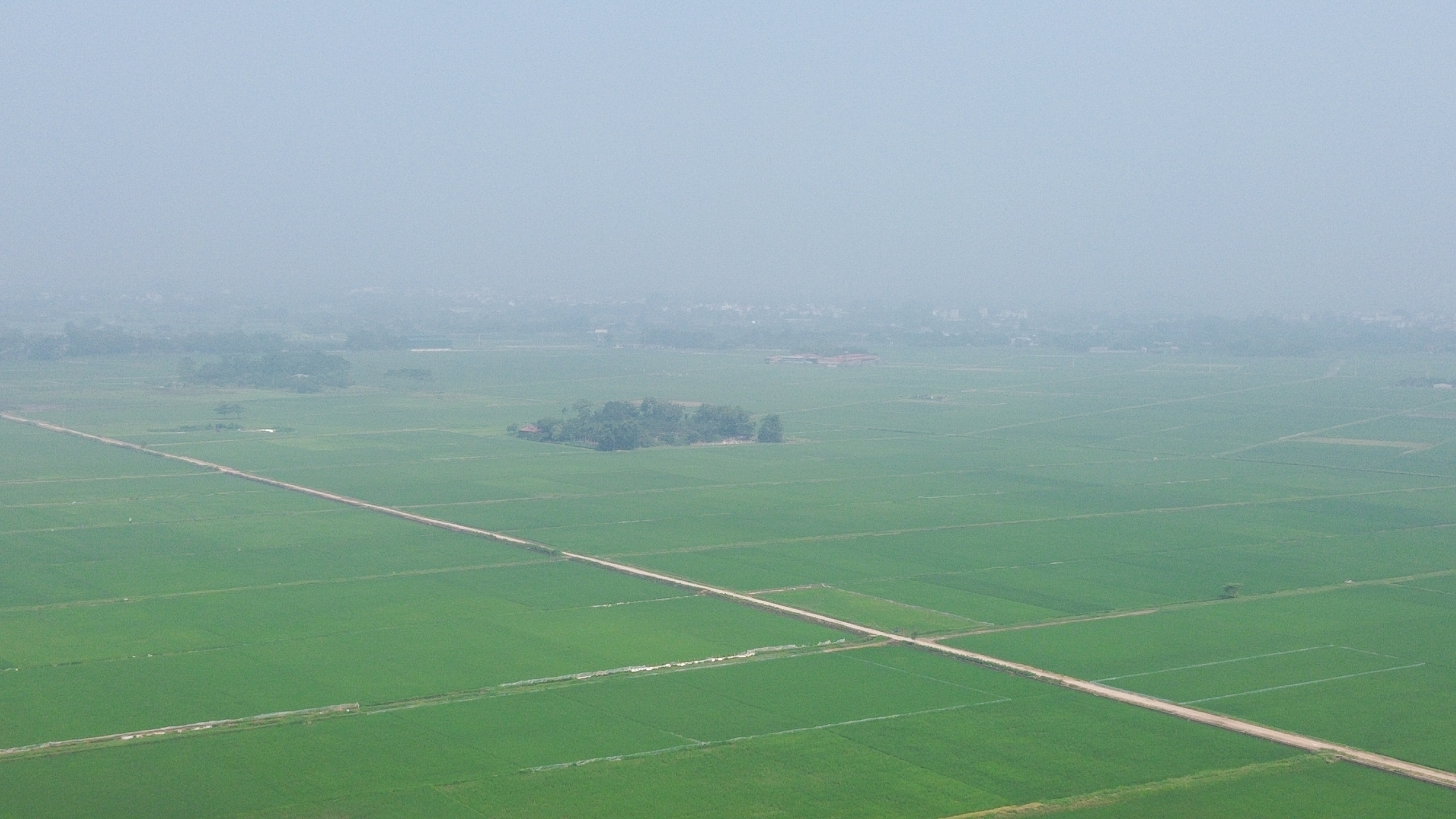 Vùng quê Hà Nội mịt mù trong ngày đứng đầu thế giới về ô nhiễm không khí Vùng quê Hà Nội mịt mù trong ngày đứng đầu thế giới về ô nhiễm không khí