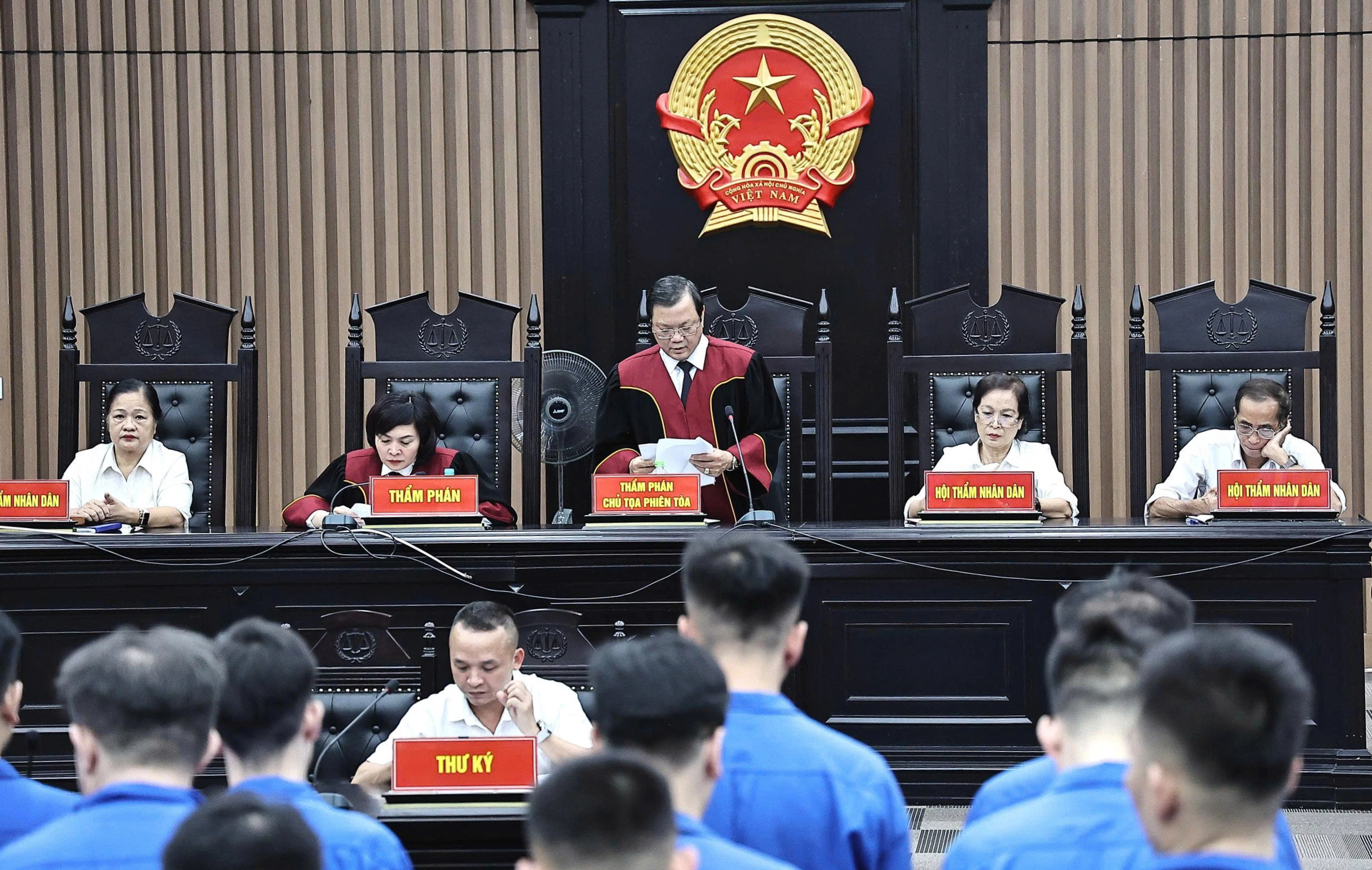 Giám đốc 'tập đoàn' đòi nợ kiểu 'khủng bố điện thoại' bị tuyên hơn 12 năm tù - Ảnh 1.