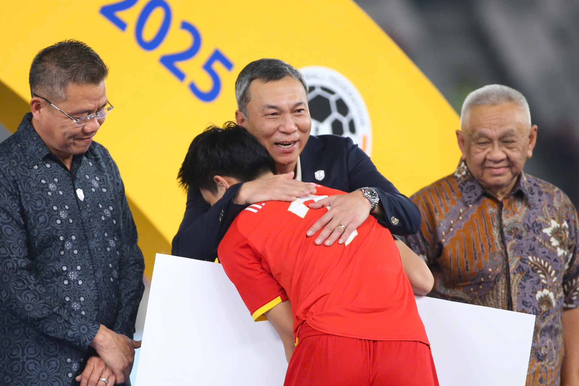 ຝ່າຍຄ້ານບໍ່ຄ່ອຍໃຊ້ຜູ້ຫຼິ້ນຕາມທຳມະຊາດ, ບານເຕະຫວຽດນາມເປັນອັນດັບໜຶ່ງໃນອາຊີຕາເວັນອອກສ່ຽງໃຕ້ - ຮູບ 2. Các đối thủ ít sử dụng cầu thủ nhập tịch, bóng đá Việt Nam đứng đầu Đông Nam Á
- Ảnh 2.