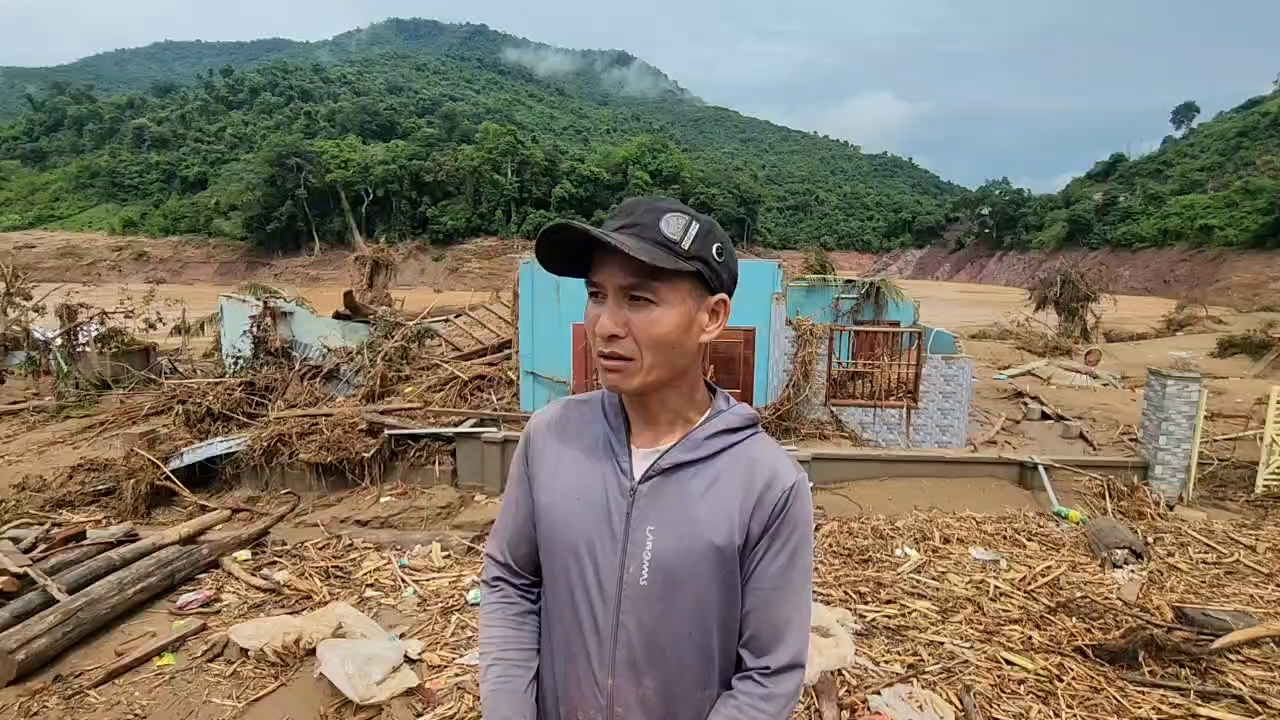 Bản Xiềng Tắm tan hoang sau lũ: Đau lòng cảnh trắng tay, không còn áo để thay Bản Xiềng Tắm tan hoang sau lũ: Đau lòng cảnh trắng tay, không còn áo để thay