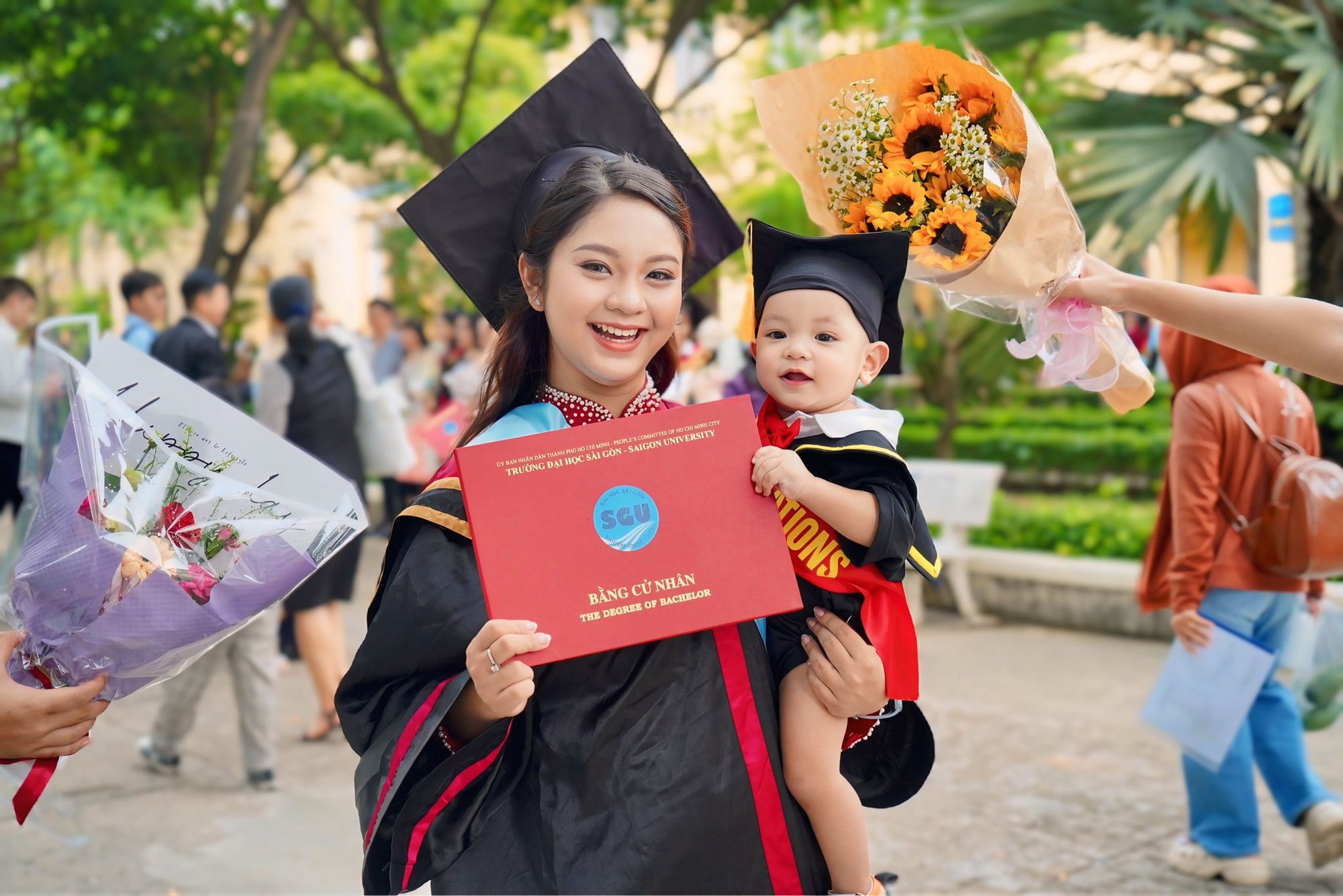 Nữ sinh vừa cầm bằng cử nhân, vừa bế con gây xúc động Nữ sinh vừa cầm bằng cử nhân, vừa bế con gây xúc động