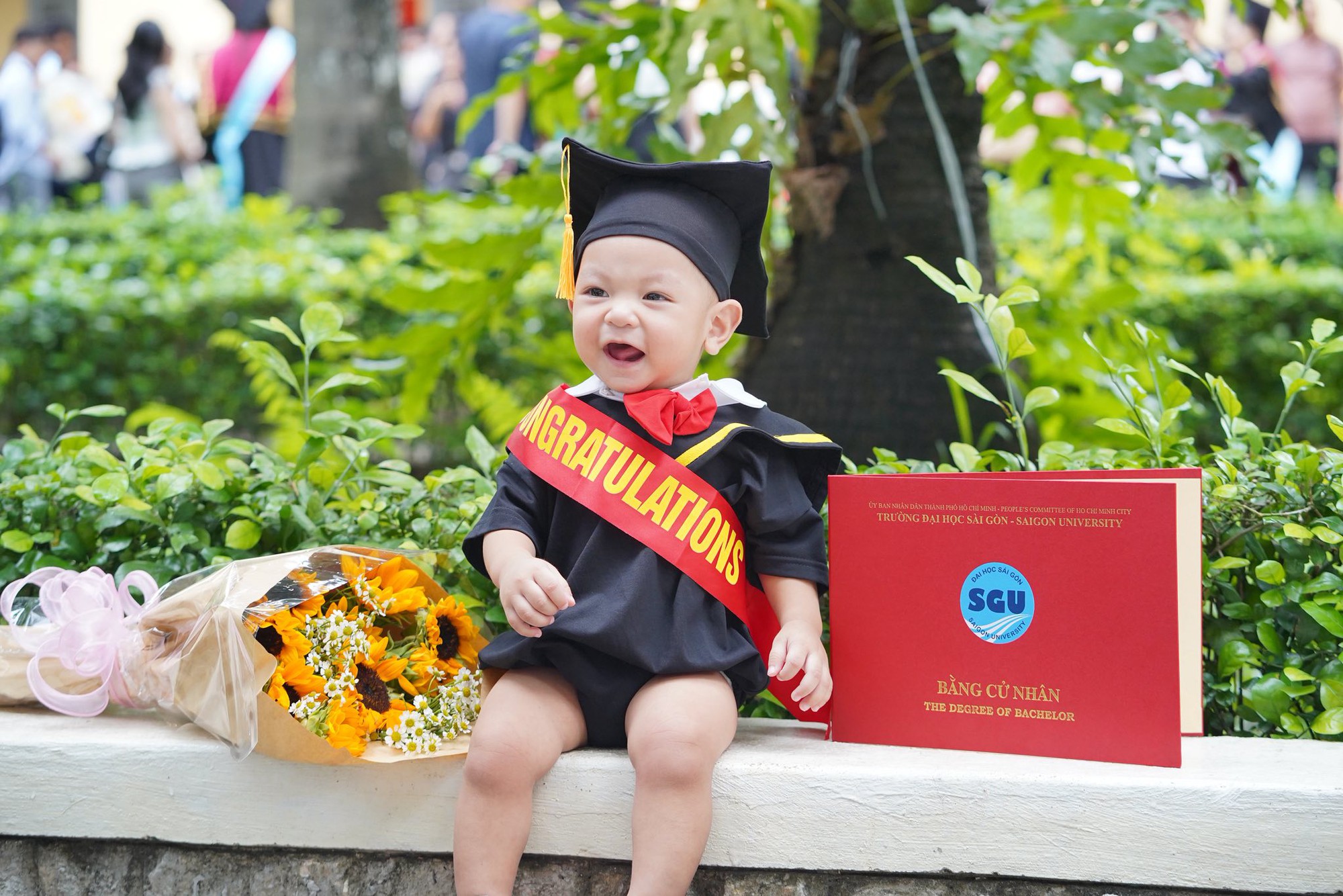 Sinh viên tốt nghiệp bế con: Hành trình khắc ghi dấu ấn của mẹ và bé - Ảnh 2. Sinh viên tốt nghiệp bế con: Hành trình khắc ghi dấu ấn của mẹ và bé - Ảnh 2.