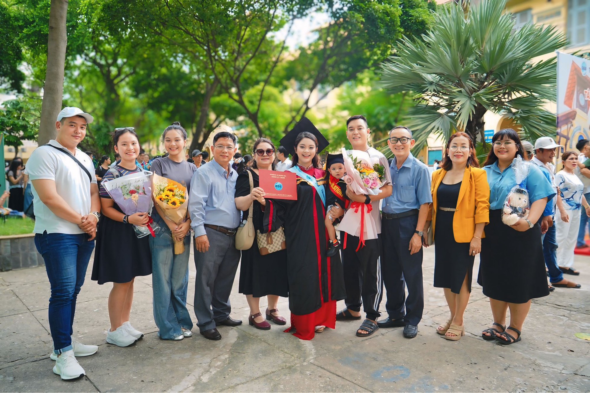 Sinh viên tốt nghiệp bế con: Hành trình khắc ghi dấu ấn của mẹ và bé - Ảnh 3. Sinh viên tốt nghiệp bế con: Hành trình khắc ghi dấu ấn của mẹ và bé - Ảnh 3.
