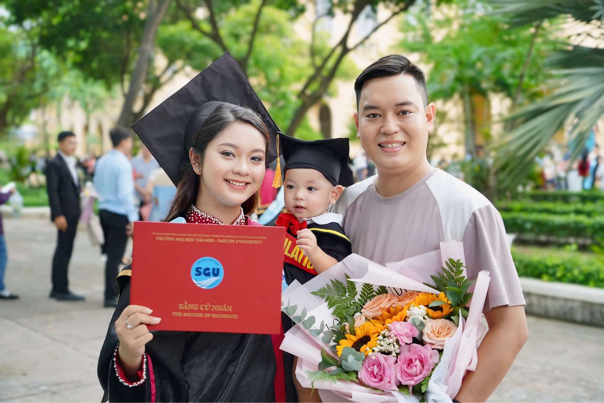 Sinh viên tốt nghiệp bế con: Hành trình khắc ghi dấu ấn của mẹ và bé - Ảnh 4. Sinh viên tốt nghiệp bế con: Hành trình khắc ghi dấu ấn của mẹ và bé - Ảnh 4.