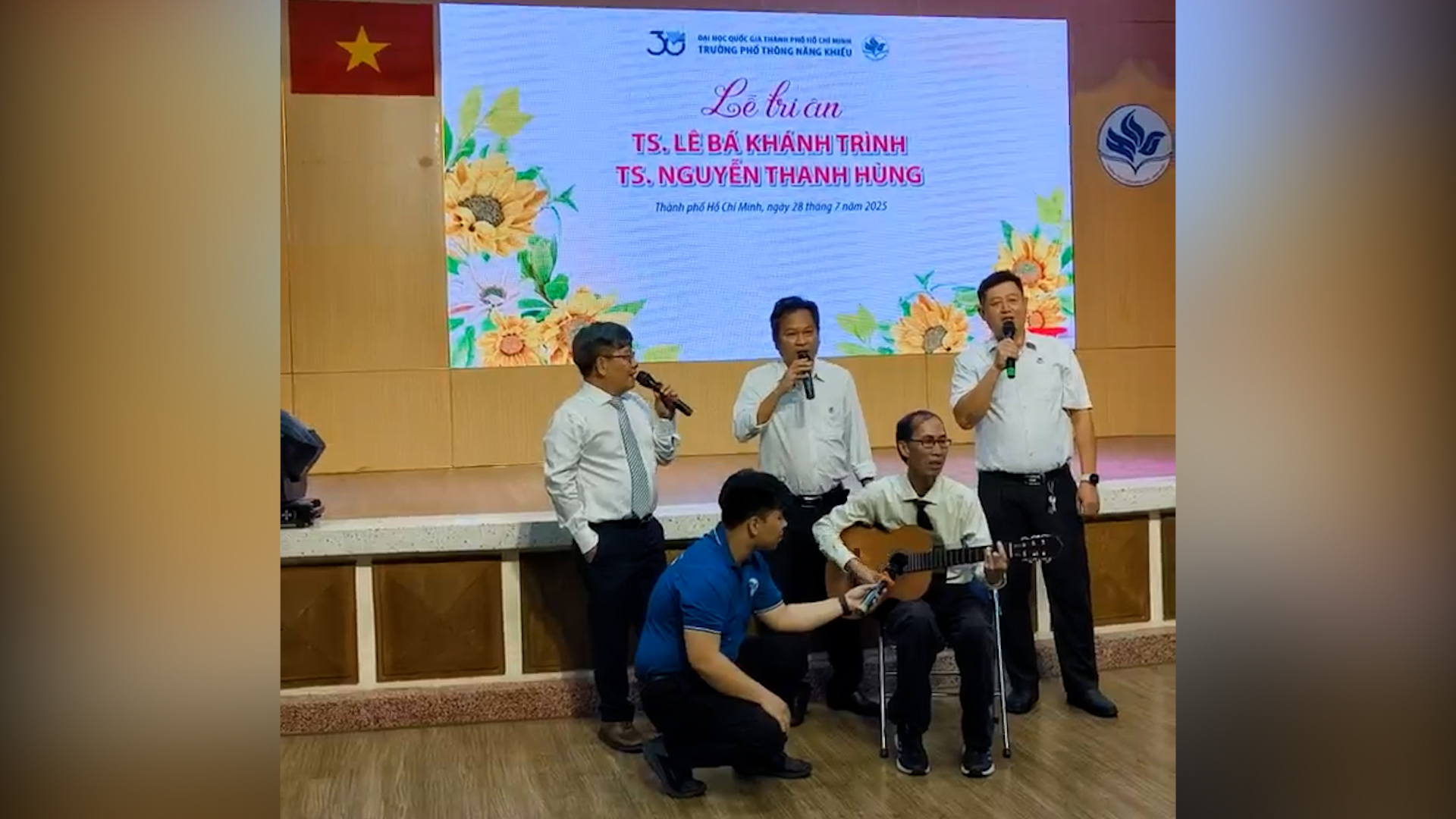 [VIDEO] Xúc động khoảnh khắc hai tiến sĩ Lê Bá Khánh Trình, Nguyễn Thanh Hùng hát cùng đồng nghiệp trong lễ chia tay- Ảnh 1.