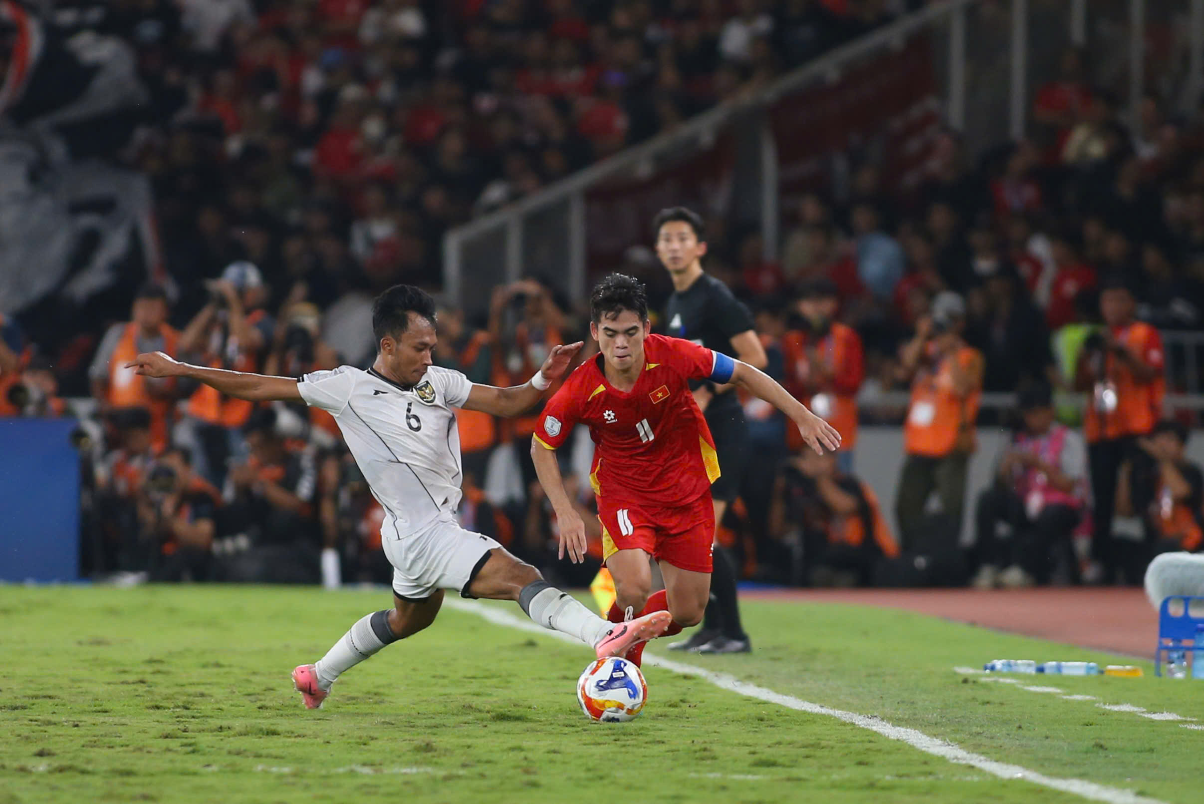 គ្រូបង្វឹក U.23 ឥណ្ឌូណេស៊ី៖ 'ខ្ញុំមិននិយាយឈឺចាប់កូនសិស្ស កុំបន្ទោស និងមិនតាមក្រុមទៅស៊ីហ្គេម ៣៣' - រូបថត ១. HLV U.23 Indonesia: ‘Tôi không nói xấu học trò, không đổ lỗi và không theo đội đến SEA Games 33’- Ảnh 1.