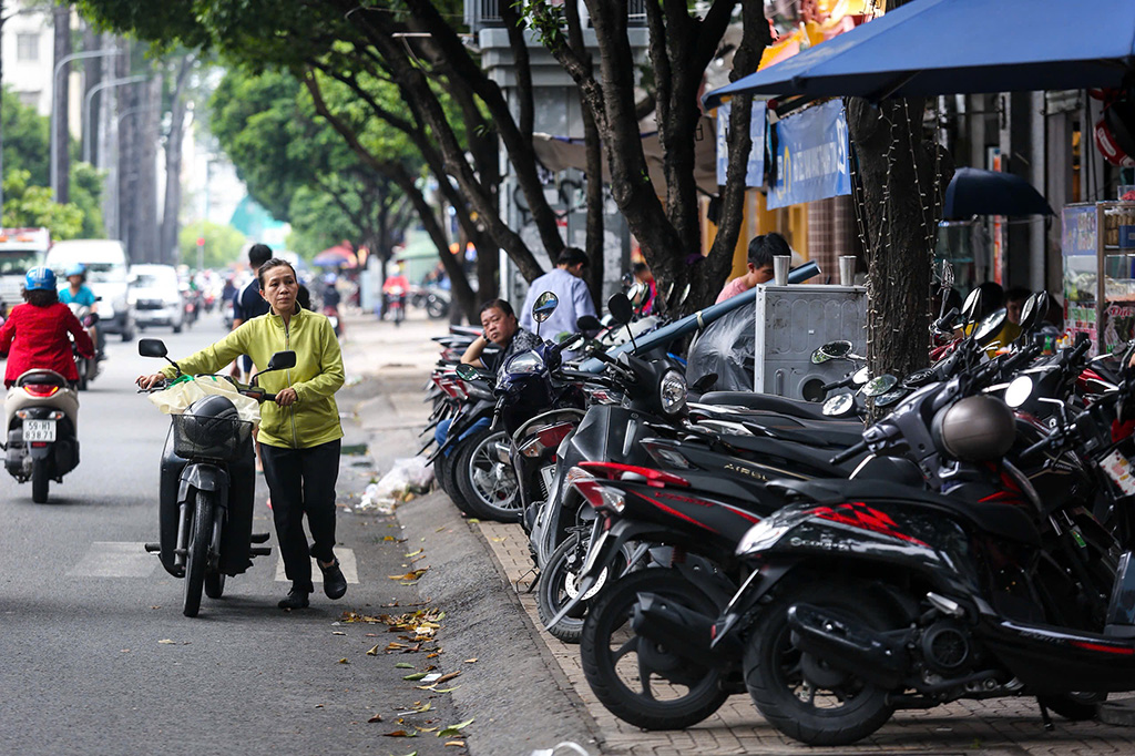 Vỉa hè, lòng đường vẫn bị lấn chiếm- Ảnh 2. Vỉa hè, lòng đường vẫn bị lấn chiếm- Ảnh 2.