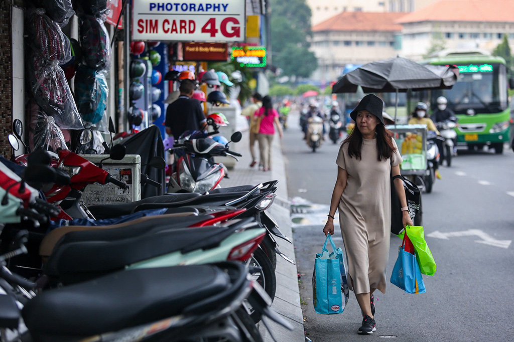 Vỉa hè, lòng đường vẫn bị lấn chiếm- Ảnh 3. Vỉa hè, lòng đường vẫn bị lấn chiếm- Ảnh 3.