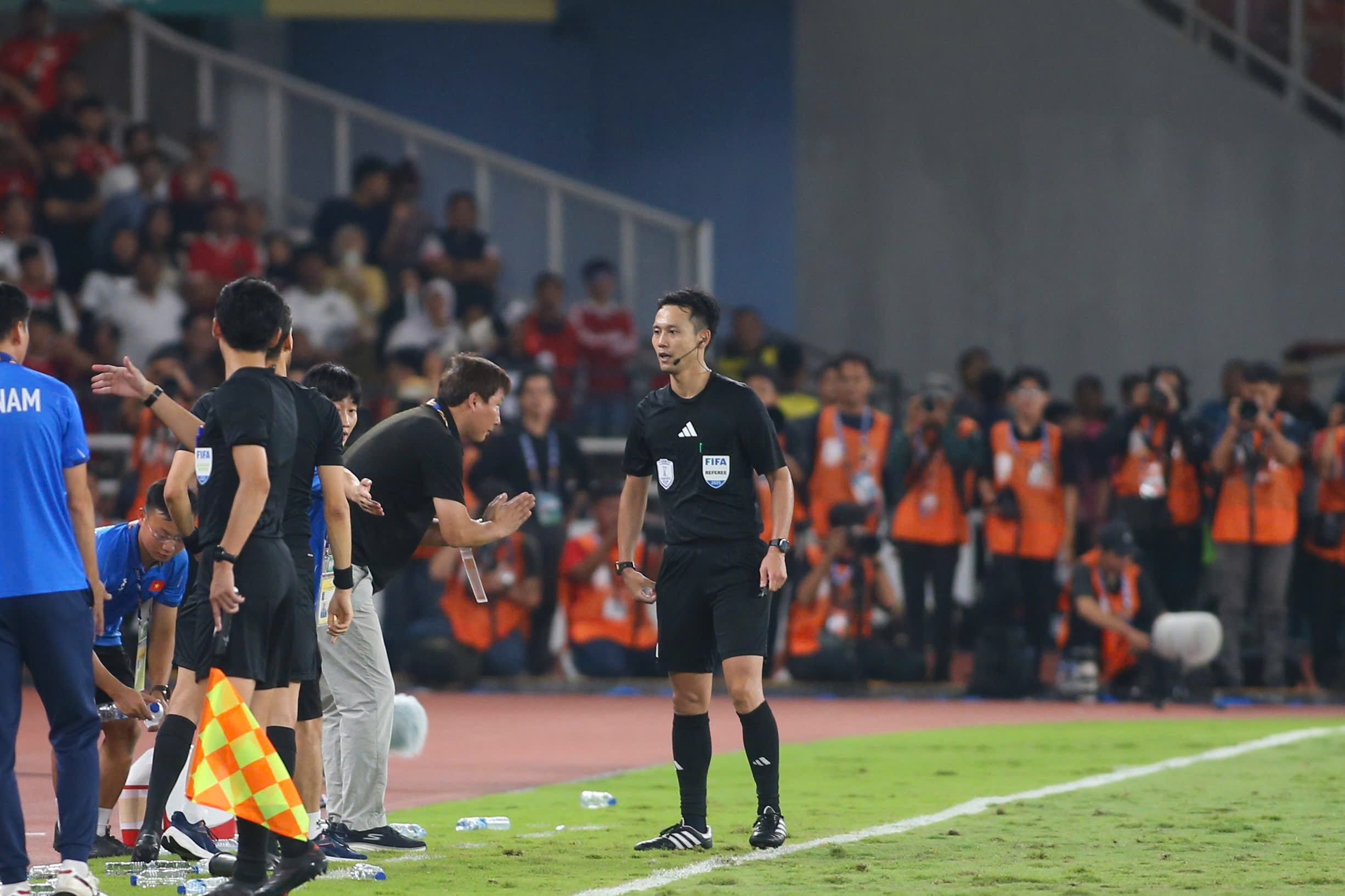 មានសកម្មភាពចម្លែកជាមួយអាជ្ញាកណ្តាល គ្រូបង្វឹក Kim Sang-sik ធ្វើឱ្យទស្សនិកជនសើចមិនបាន - រូបថត ២. Có hành động 'lạ' với trọng tài, HLV Kim Sang-sik khiến khán giả không nhịn được cười- Ảnh 2.