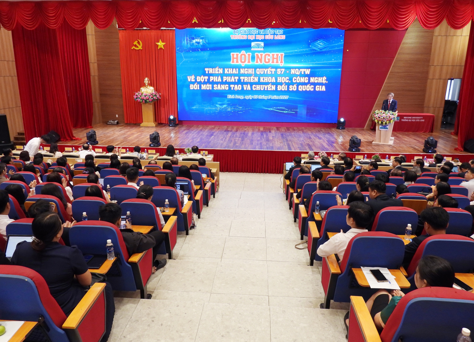 Främja vetenskap, teknik och digital transformation på universitet - Foto 2. Đẩy mạnh khoa học, công nghệ và chuyển đổi số trong trường ĐH- Ảnh 2.