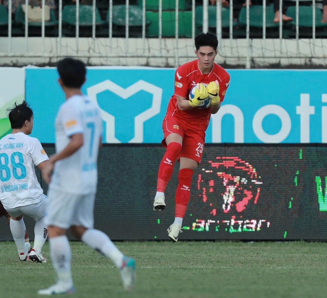 O 'impressionante' goleiro do Sub-23 do Vietnã: A jovem estrela do HAGL! - Foto 1. Chốt chặn 'lừng lững' của U.23 Việt Nam: Sao trẻ HAGL đấy!- Ảnh 1.