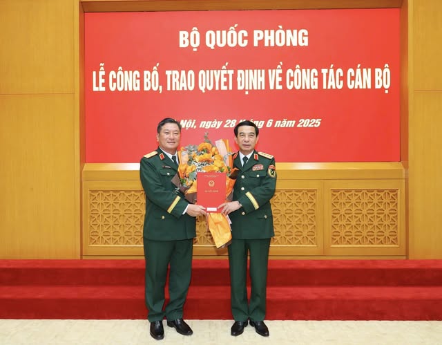 Thăng quân hàm, bổ nhiệm lãnh đạo Quân khu 5- Ảnh 2. Thăng quân hàm, bổ nhiệm lãnh đạo Quân khu 5- Ảnh 2.