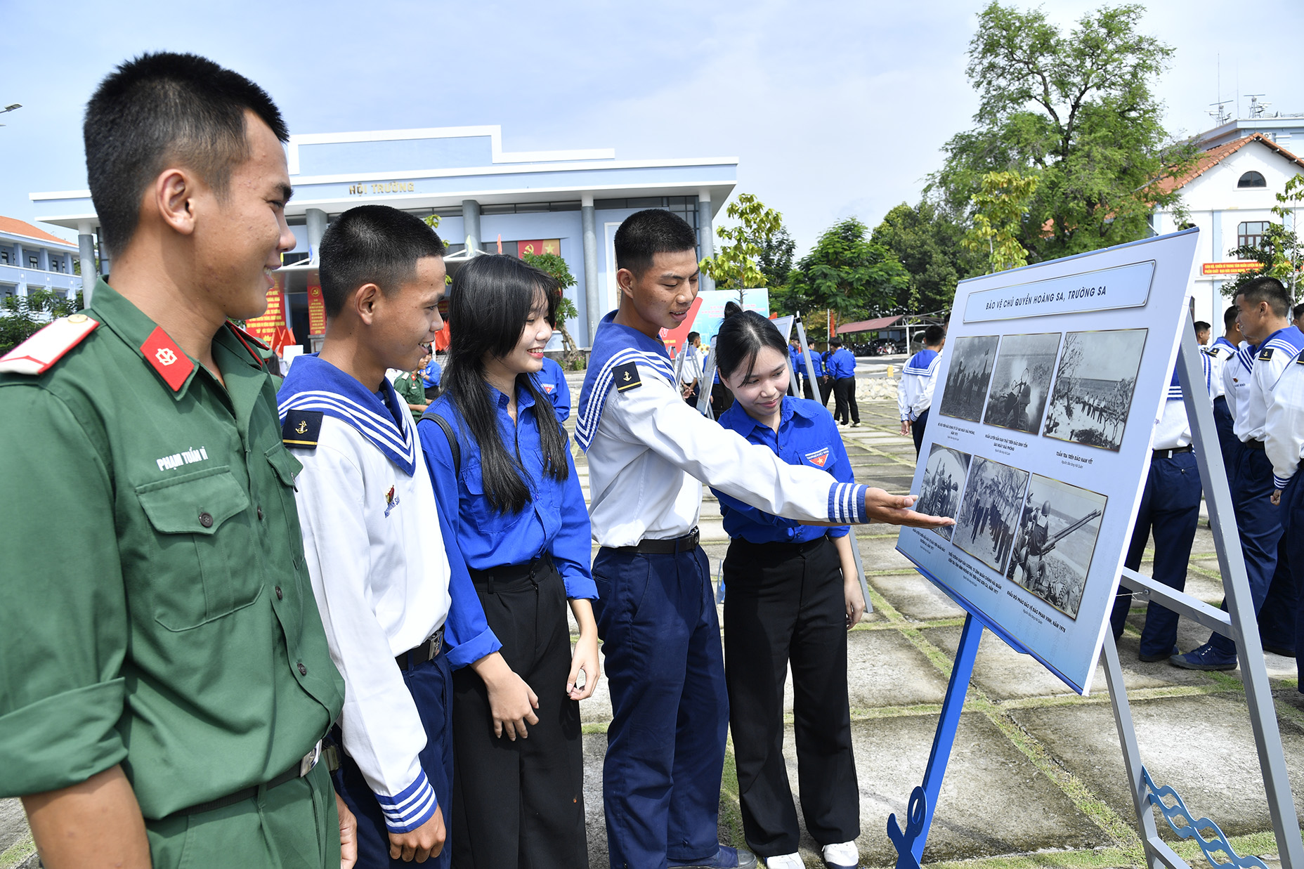Trưng bày ảnh Hoàng Sa, Trường Sa và thành tựu Đảng bộ Vùng 2 Hải quân- Ảnh 1.